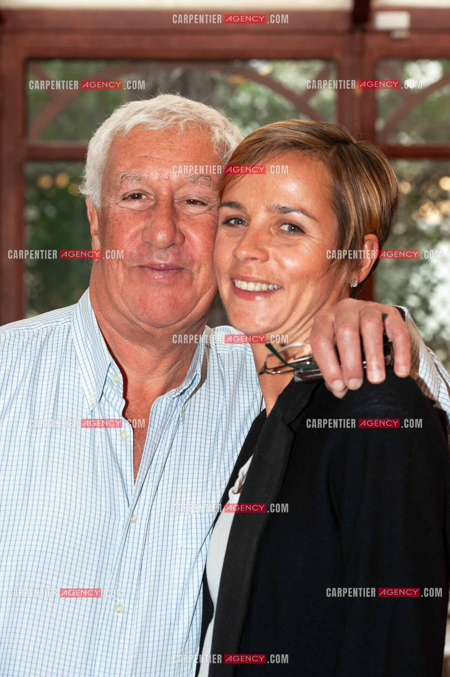 L'animateur Stéphane Collaro chez lui à la Porte de St Cloud. Stéphane et sa fiancée Stéphanie. ( Exclusif )