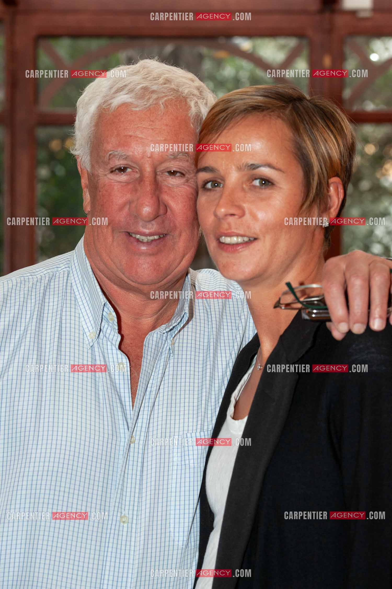 L'animateur Stéphane Collaro chez lui à la Porte de St Cloud. Stéphane et sa fiancée Stéphanie. ( Exclusif )