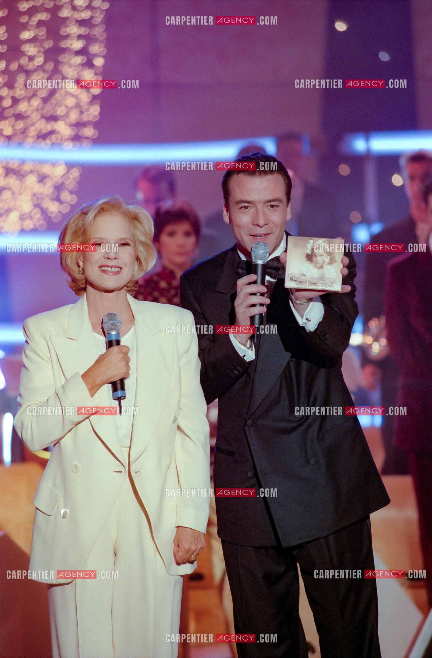 La chanteuse Sylvie Vartan invité de l'émission “ FA SI LA CHANTER “ animée par Pascal Bruner en 1997.   ( Exclusif )