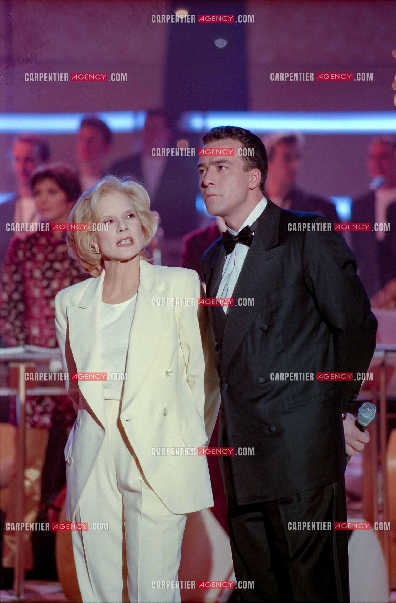 La chanteuse Sylvie Vartan invité de l'émission “ FA SI LA CHANTER “ animée par Pascal Bruner en 1997.   ( Exclusif )