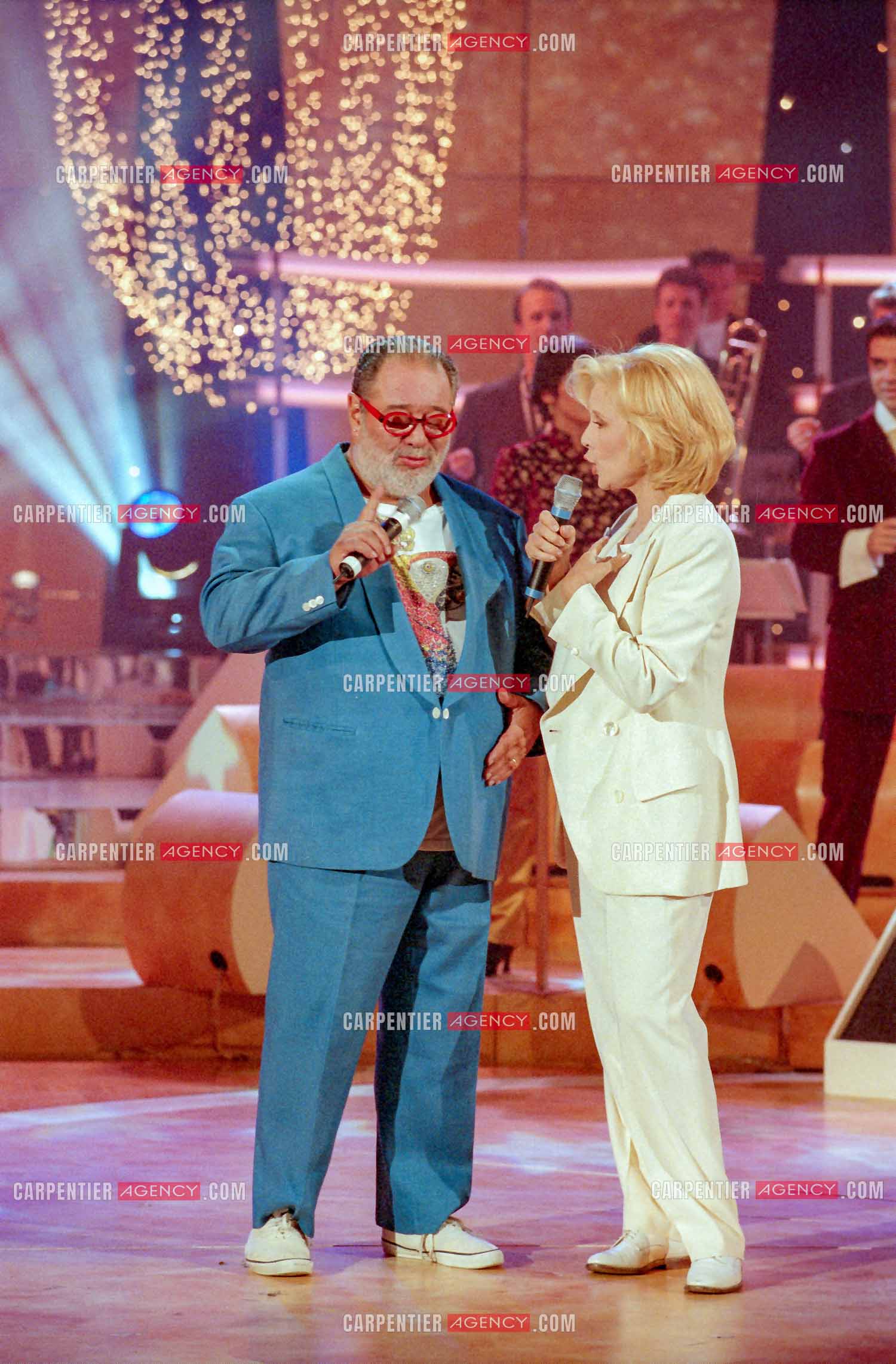 La chanteuse Sylvie Vartan et le chanteur Carlos invités  de l'émission “ FA SI LA CHANTER “ en 1997. Duo avec Carlos du titre “ 2 mn 35 de Bohneur “.   ( Exclusif )