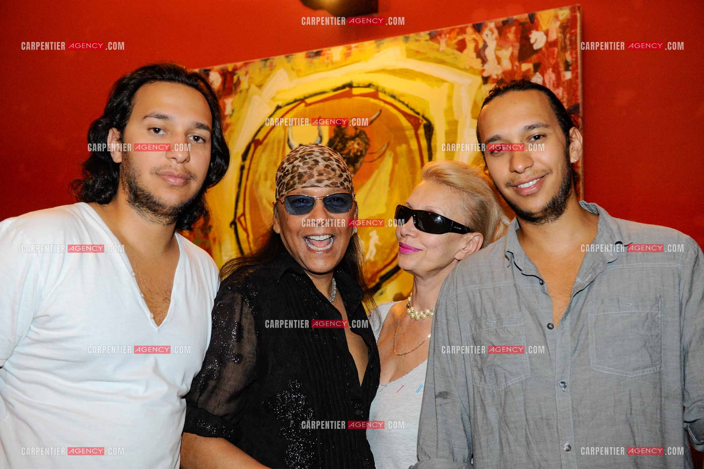 Le chanteur Shake entouré de sa famille. Sa femme Milena et ses deux fils jumeaux Nicolas et Amaro.    ( Exclusif )