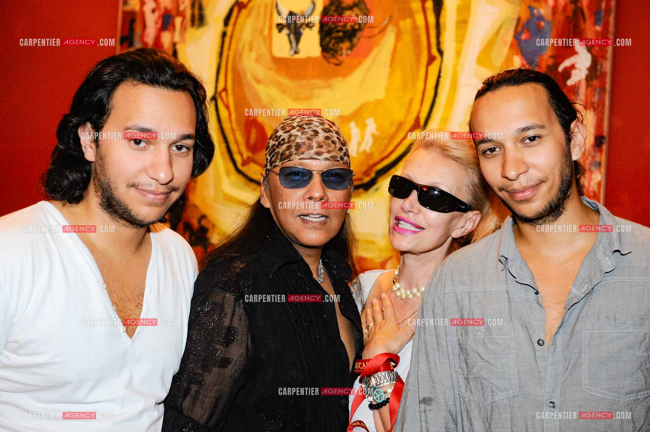 Le chanteur Shake entouré de sa famille. Sa femme Milena et ses deux fils jumeaux Nicolas et Amaro.    ( Exclusif )