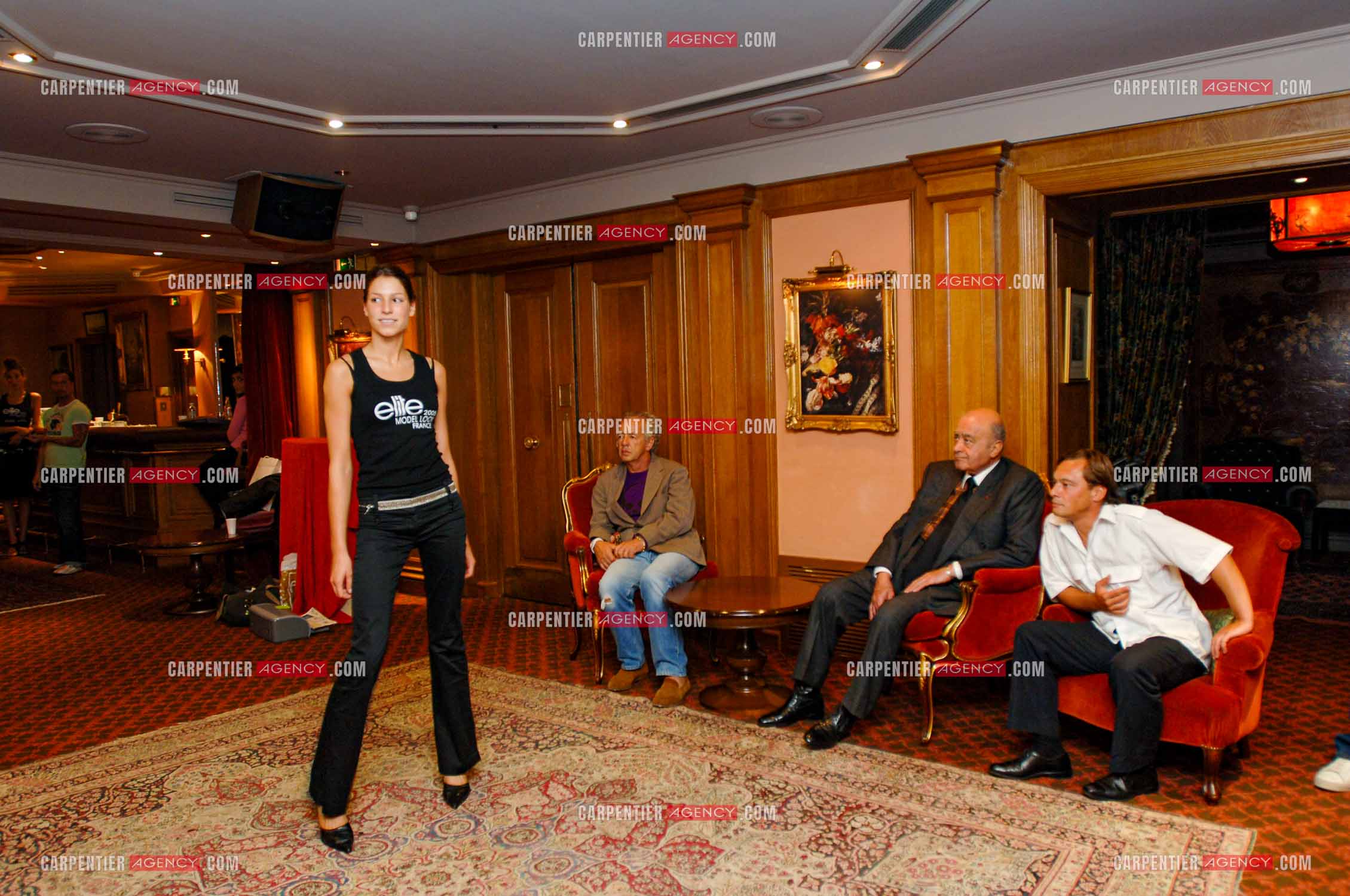 Laury Thilleman se présente comme mannequin chez Elite France pour le concours " ELITE MODEL LOOK 2005 “. En avant première de la soirée , défilé devant le propriétaire de l'hôtel Ritz, Mohamed Al-Fayed.             ( Exclusif )