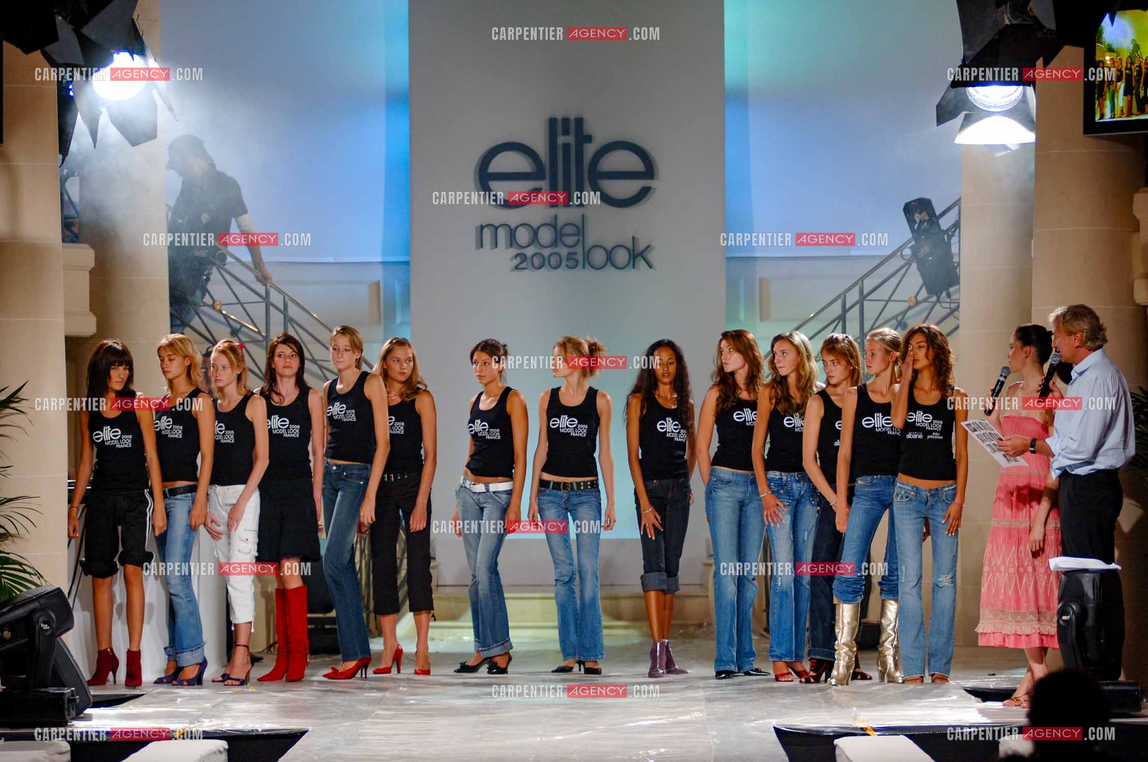 Laury Thilleman se présente comme mannequin chez Elite France pour le concours " ELITE MODEL LOOK 2005 “. Dernières répétitions avec l'animateur de la soirée, Laurent Boyer.        ( Exclusif )