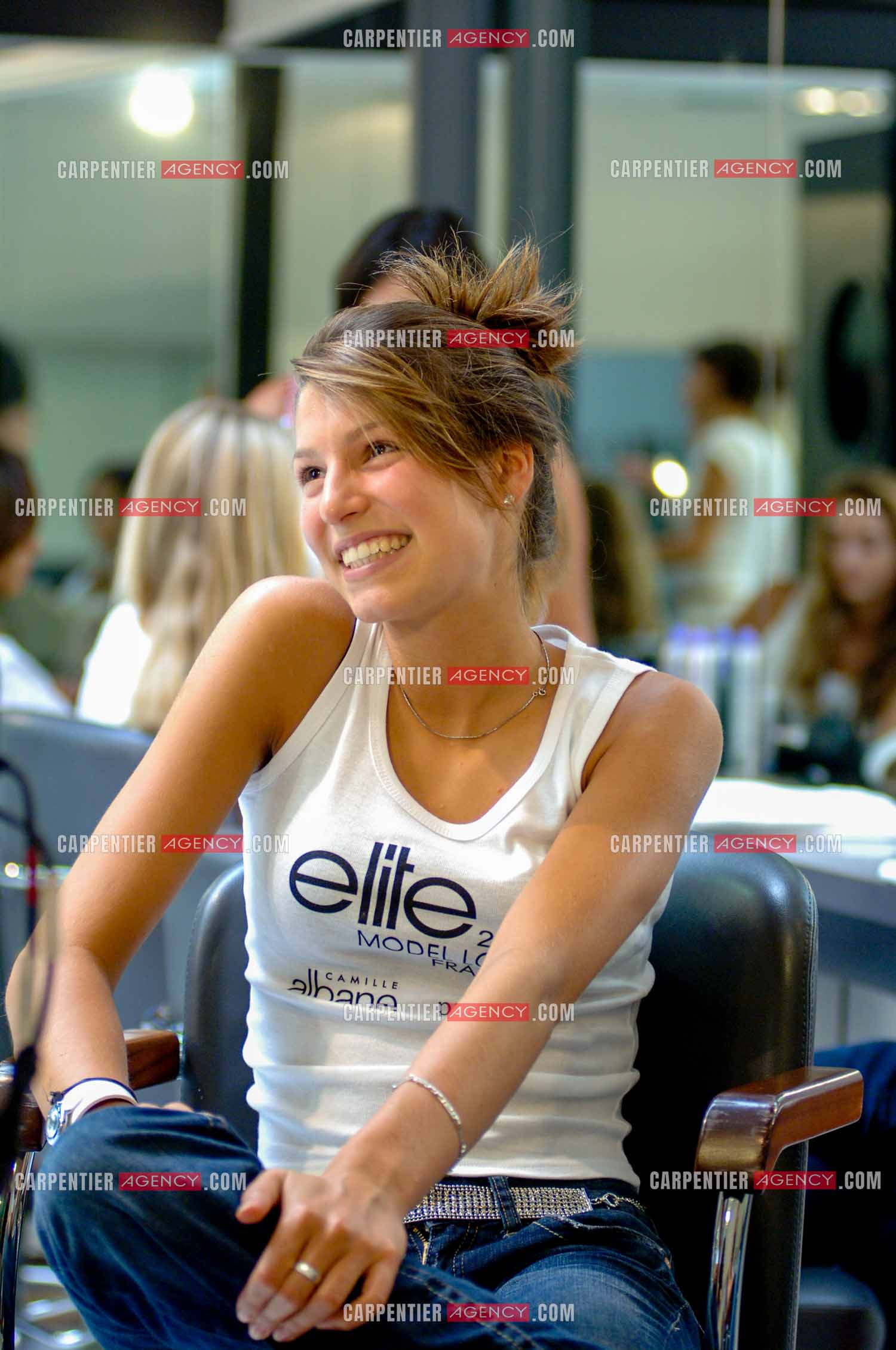 Laury Thilleman se présente comme mannequin chez Elite France pour le concours " ELITE MODEL LOOK 2005 “. Arrivé sur Paris, relooking et photos.         ( Exclusif )