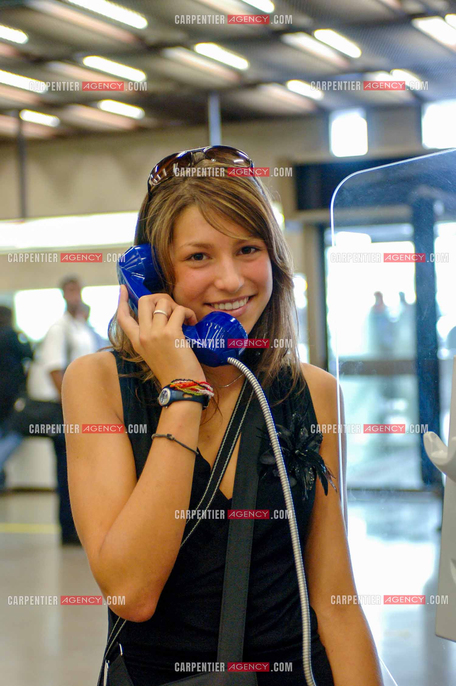 Laury Thilleman se présente comme mannequin chez Elite France pour le concours " ELITE MODEL LOOK 2005 “. Arrivé sur Paris, relooking et photos.         ( Exclusif )