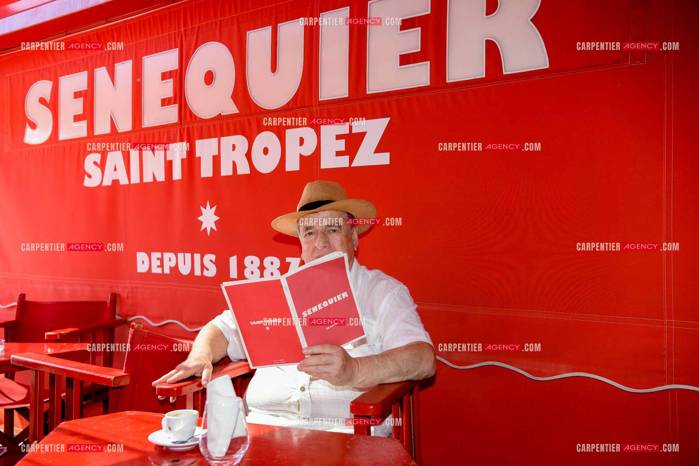 Paul-Loup Sulitzer lors d'une ballade sur le port de St Tropez. Ici, chez Sénéquier. ( Exclusif )