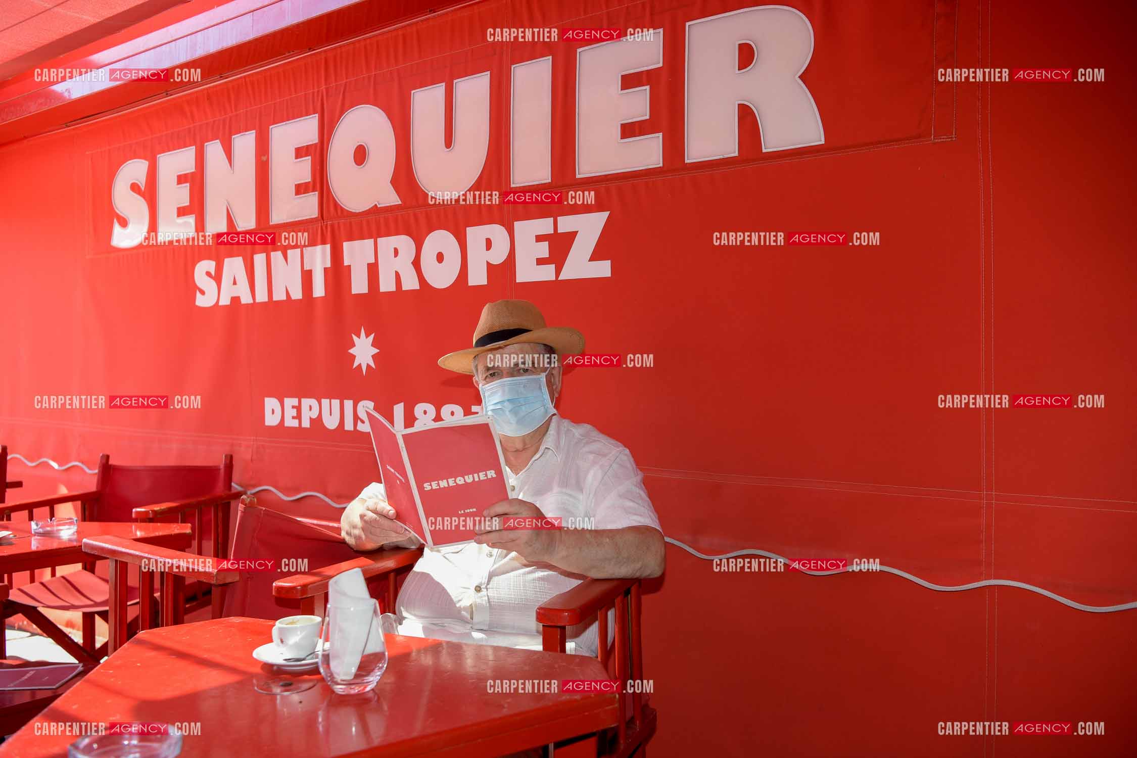 Paul-Loup Sulitzer lors d'une ballade sur le port de St Tropez. Ici, chez Sénéquier. ( Exclusif )