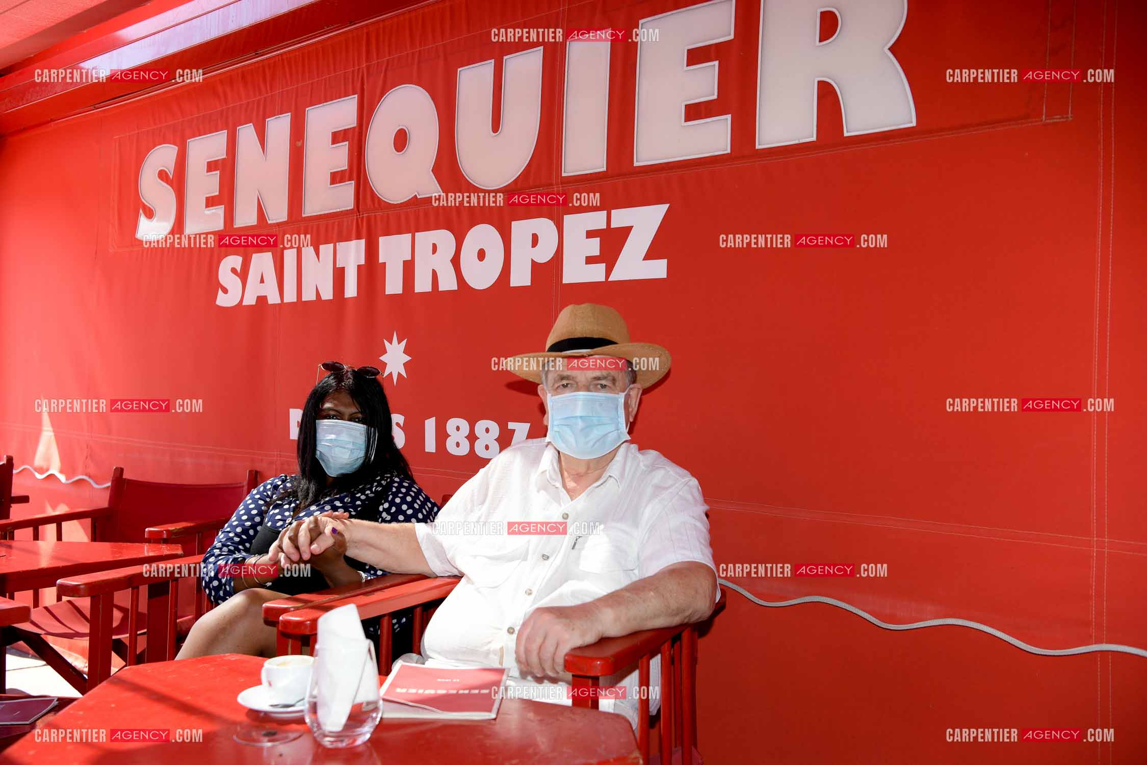 Paul-Loup Sulitzer lors d'une ballade sur le port de St Tropez. Ici, chez Sénéquier avec sa compagne Supriya Answya Devi Rathoar.  ( Exclusif )