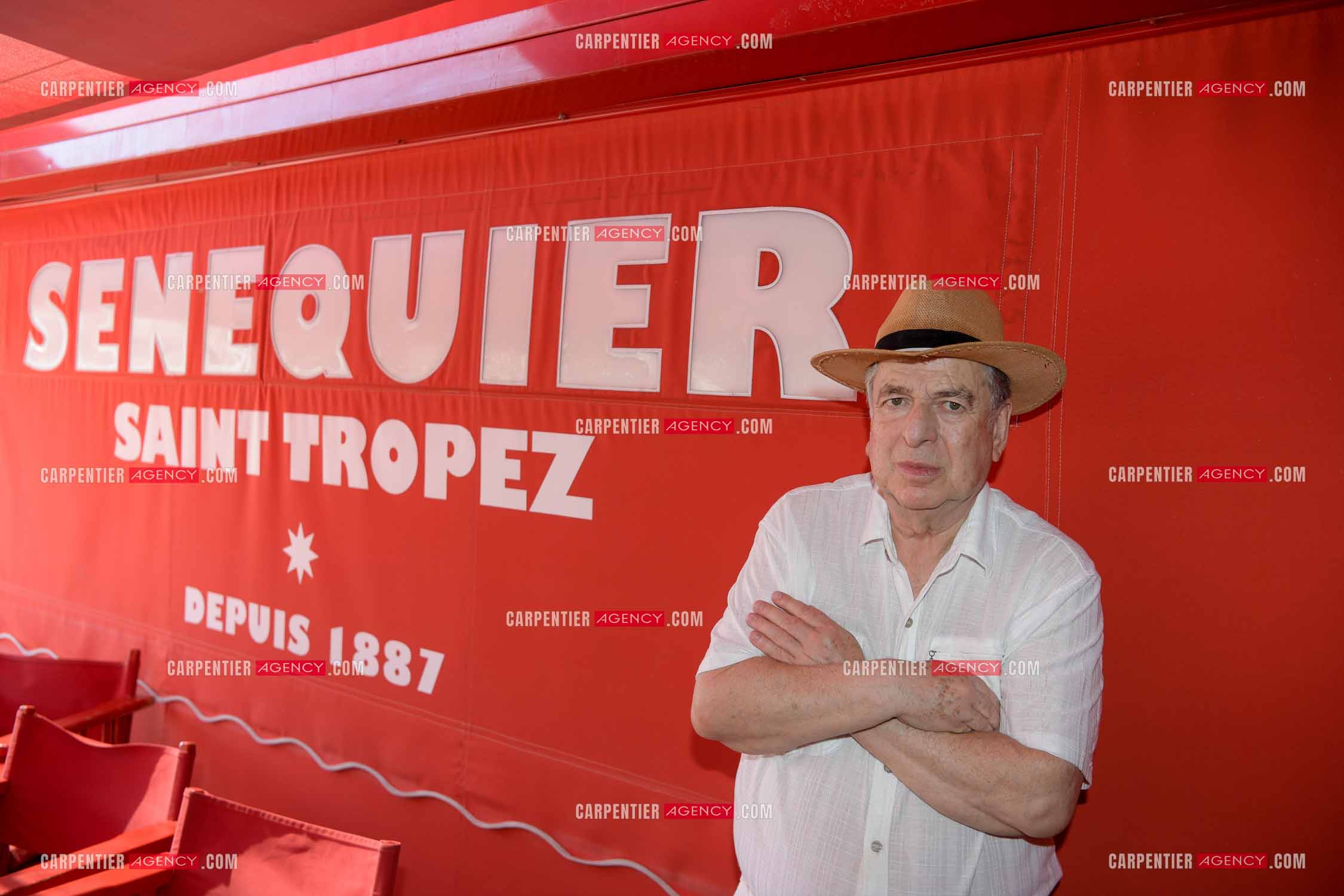 Paul-Loup Sulitzer lors d'une ballade sur le port de St Tropez. Ici, chez Sénéquier. ( Exclusif )