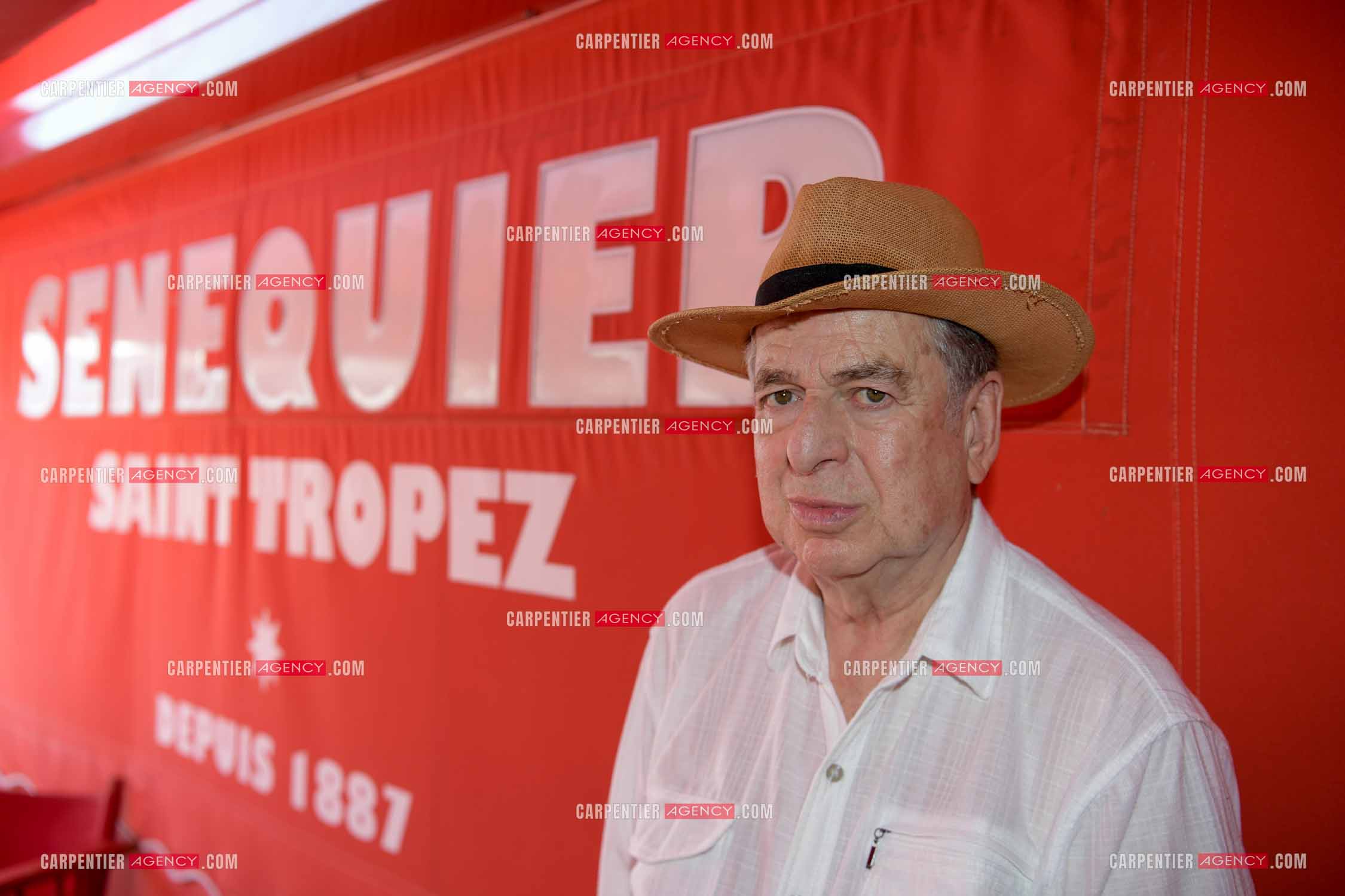 Paul-Loup Sulitzer lors d'une ballade sur le port de St Tropez. Ici, chez Sénéquier. ( Exclusif )