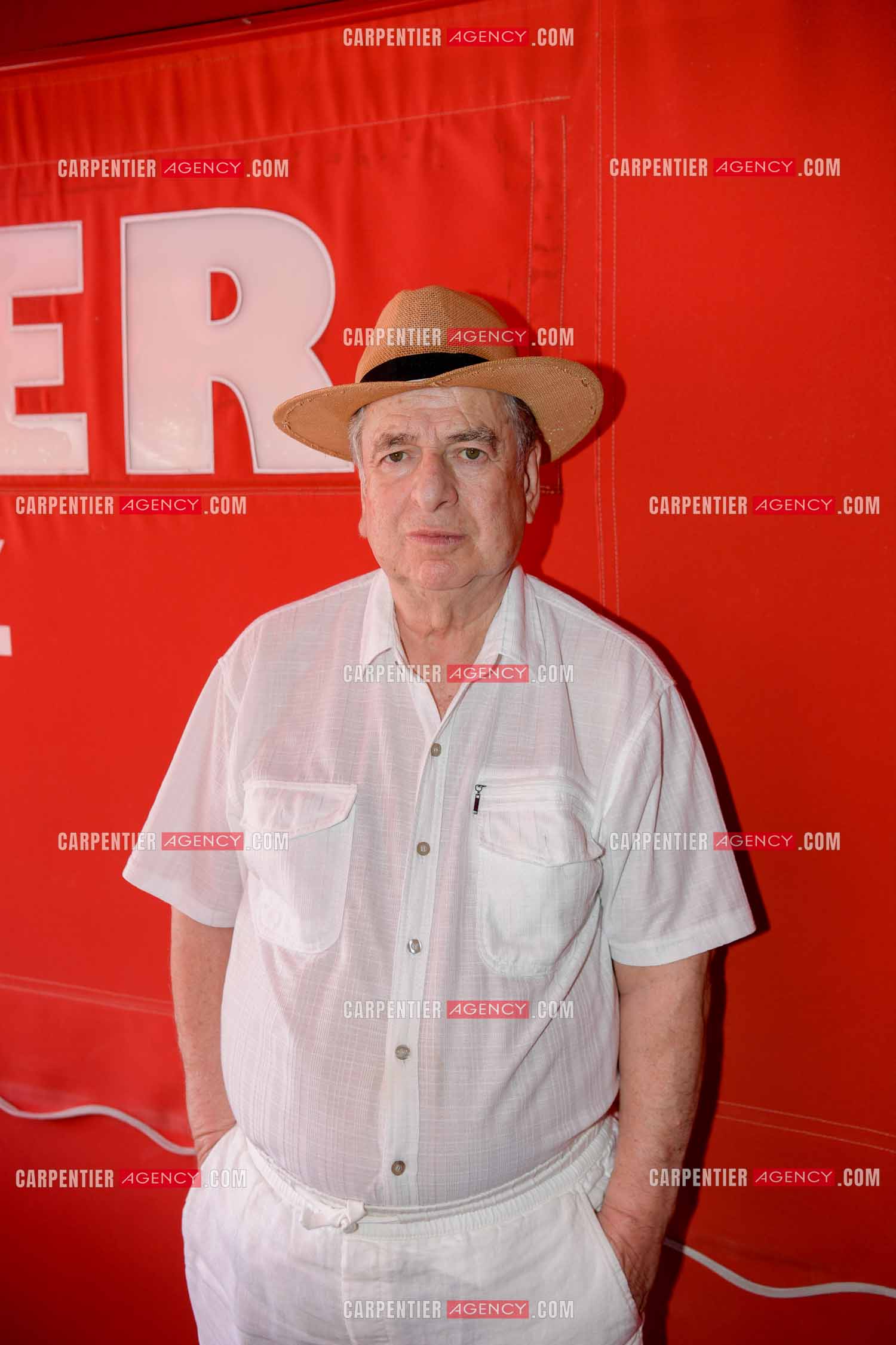 Paul-Loup Sulitzer lors d'une ballade sur le port de St Tropez. Ici, chez Sénéquier. ( Exclusif )