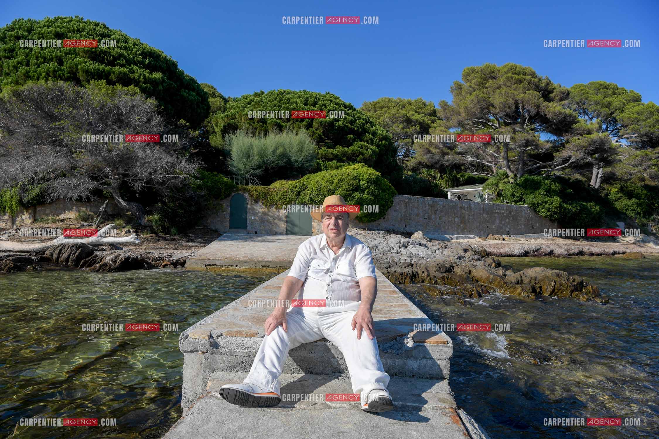 Paul-Loup Sulitzer lors d'une ballade sur le port de St Tropez.  Ici, sur le ponton privé de la maison de ses parents ou il y était à l'âge de 12 ans. ( Exclusif )