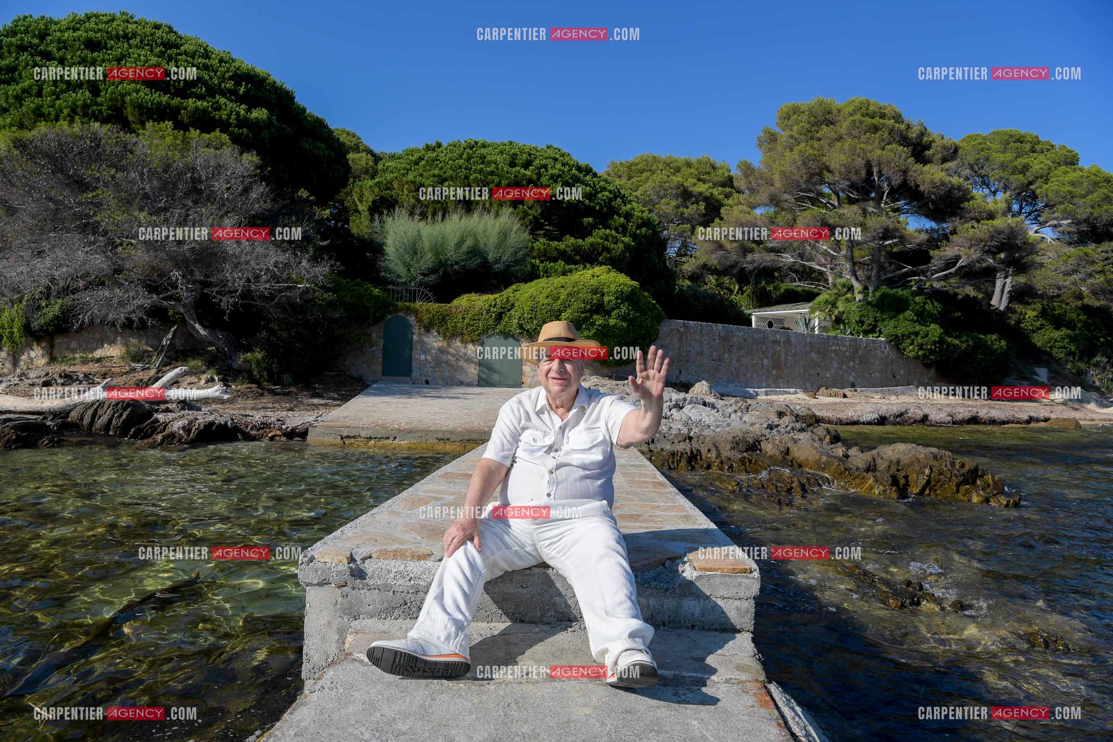 Paul-Loup Sulitzer lors d'une ballade sur le port de St Tropez.  Ici, sur le ponton privé de la maison de ses parents ou il y était à l'âge de 12 ans. ( Exclusif )