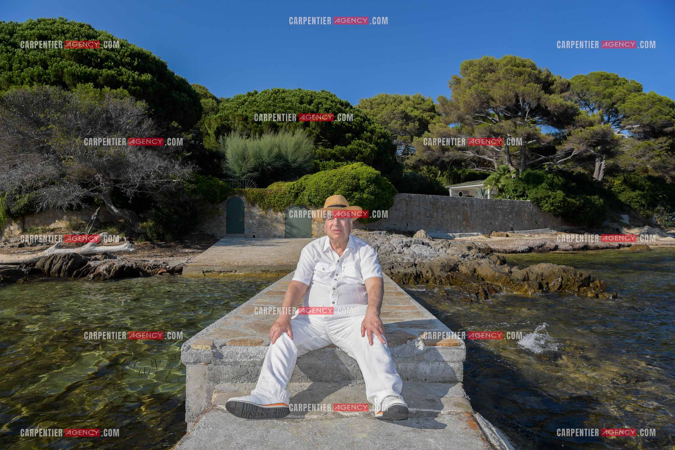 Paul-Loup Sulitzer lors d'une ballade sur le port de St Tropez.  Ici, sur le ponton privé de la maison de ses parents ou il y était à l'âge de 12 ans. ( Exclusif )