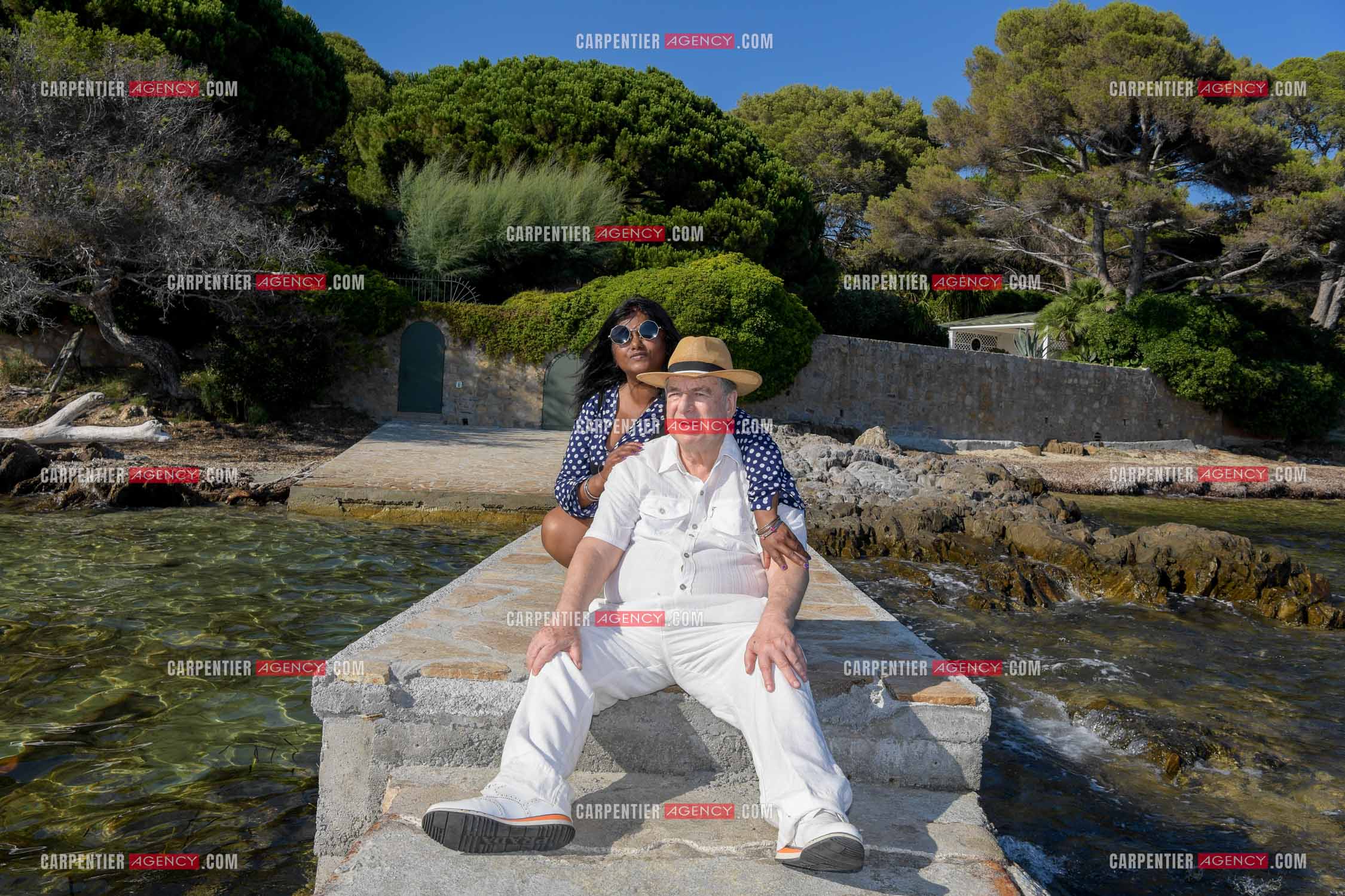 Paul-Loup Sulitzer lors d'une ballade sur le port de St Tropez.  Ici, sur le ponton privé de la maison de ses parents ou il y était à l'âge de 12 ans. Ici, avec sa compagne  Supriya Answya Devi Rathoar. ( Exclusif )