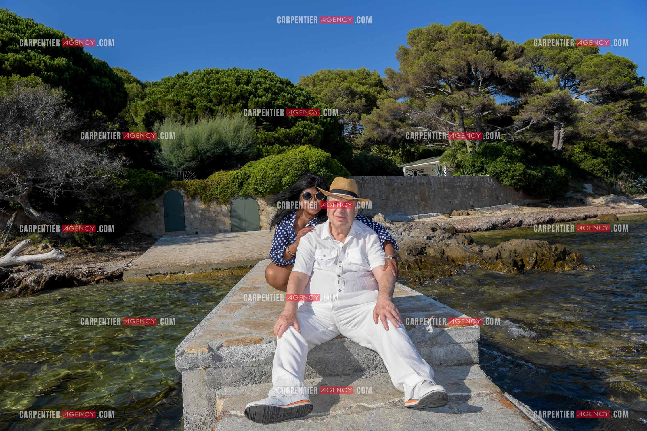 Paul-Loup Sulitzer lors d'une ballade sur le port de St Tropez.  Ici, sur le ponton privé de la maison de ses parents ou il y était à l'âge de 12 ans. Ici, avec sa compagne  Supriya Answya Devi Rathoar. ( Exclusif )