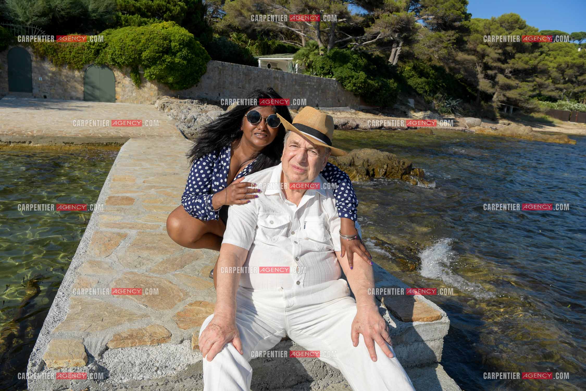 Paul-Loup Sulitzer lors d'une ballade sur le port de St Tropez.  Ici, sur le ponton privé de la maison de ses parents ou il y était à l'âge de 12 ans. Ici, avec sa compagne  Supriya Answya Devi Rathoar. ( Exclusif )