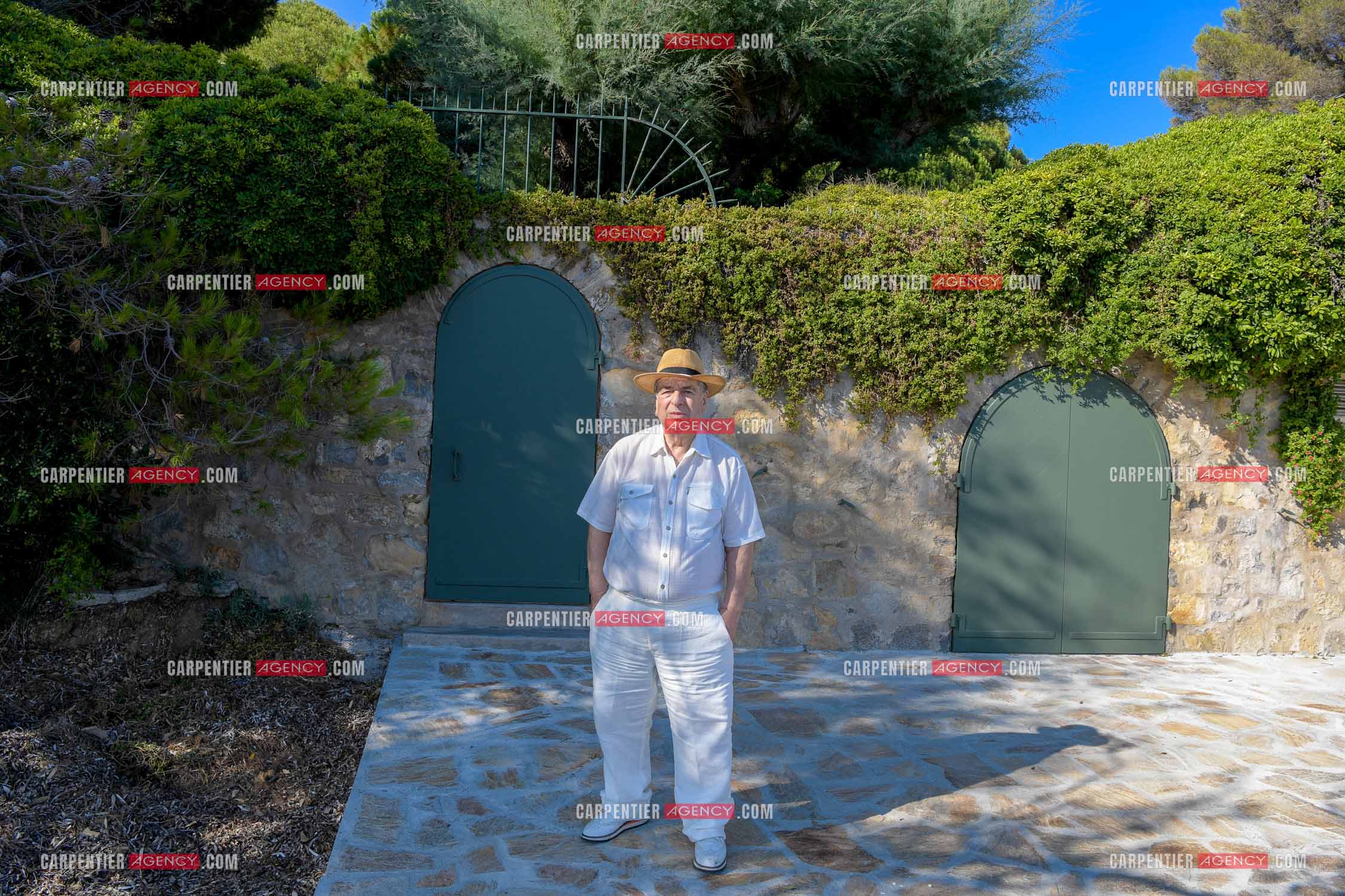 Paul-Loup Sulitzer lors d'une ballade sur le port de St Tropez.  Ici, sur le ponton privé de la maison de ses parents ou il y était à l'âge de 12 ans. ( Exclusif )