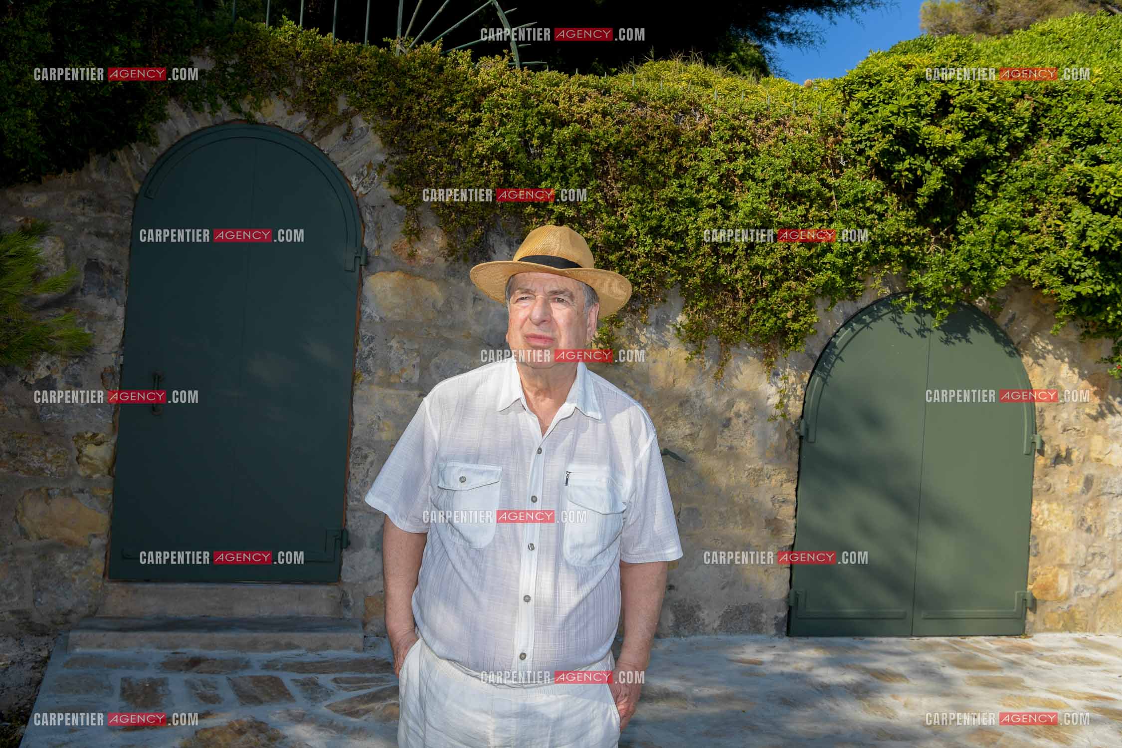 Paul-Loup Sulitzer lors d'une ballade sur le port de St Tropez.  Ici, sur le ponton privé de la maison de ses parents ou il y était à l'âge de 12 ans. ( Exclusif )