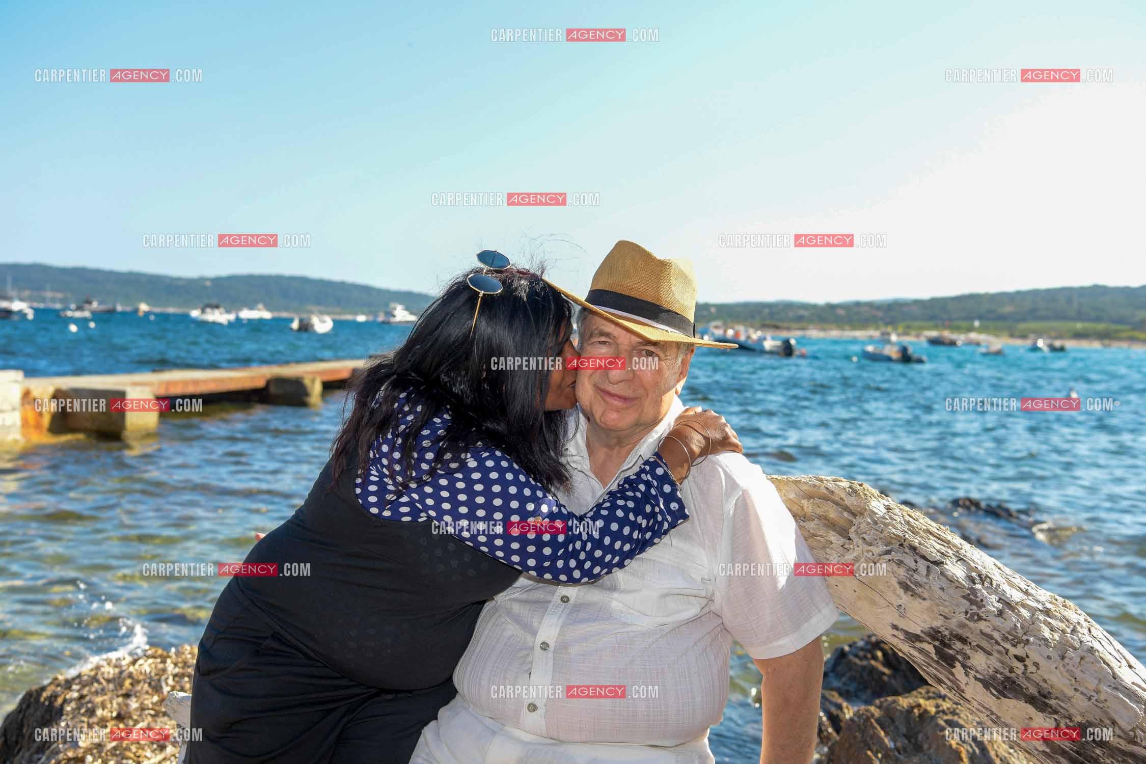 Paul-Loup Sulitzer lors d'une ballade sur le port de St Tropez.  Ici, sur le ponton privé de la maison de ses parents ou il y était à l'âge de 12 ans. Ici, avec sa compagne  Supriya Answya Devi Rathoar. ( Exclusif )