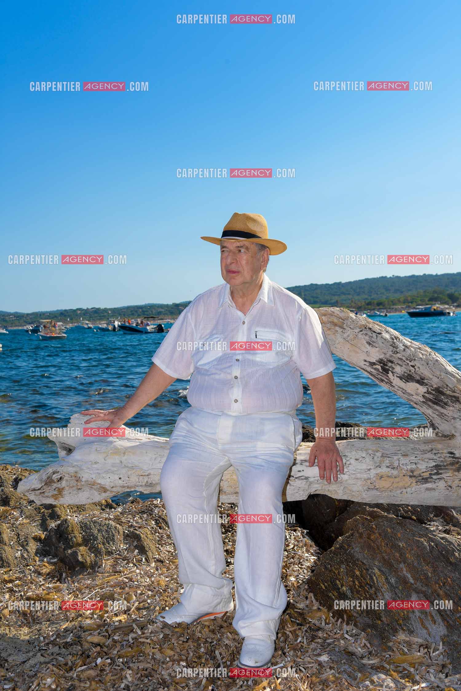 Paul-Loup Sulitzer lors d'une ballade sur le port de St Tropez.  Ici, sur le ponton privé de la maison de ses parents ou il y était à l'âge de 12 ans. ( Exclusif )