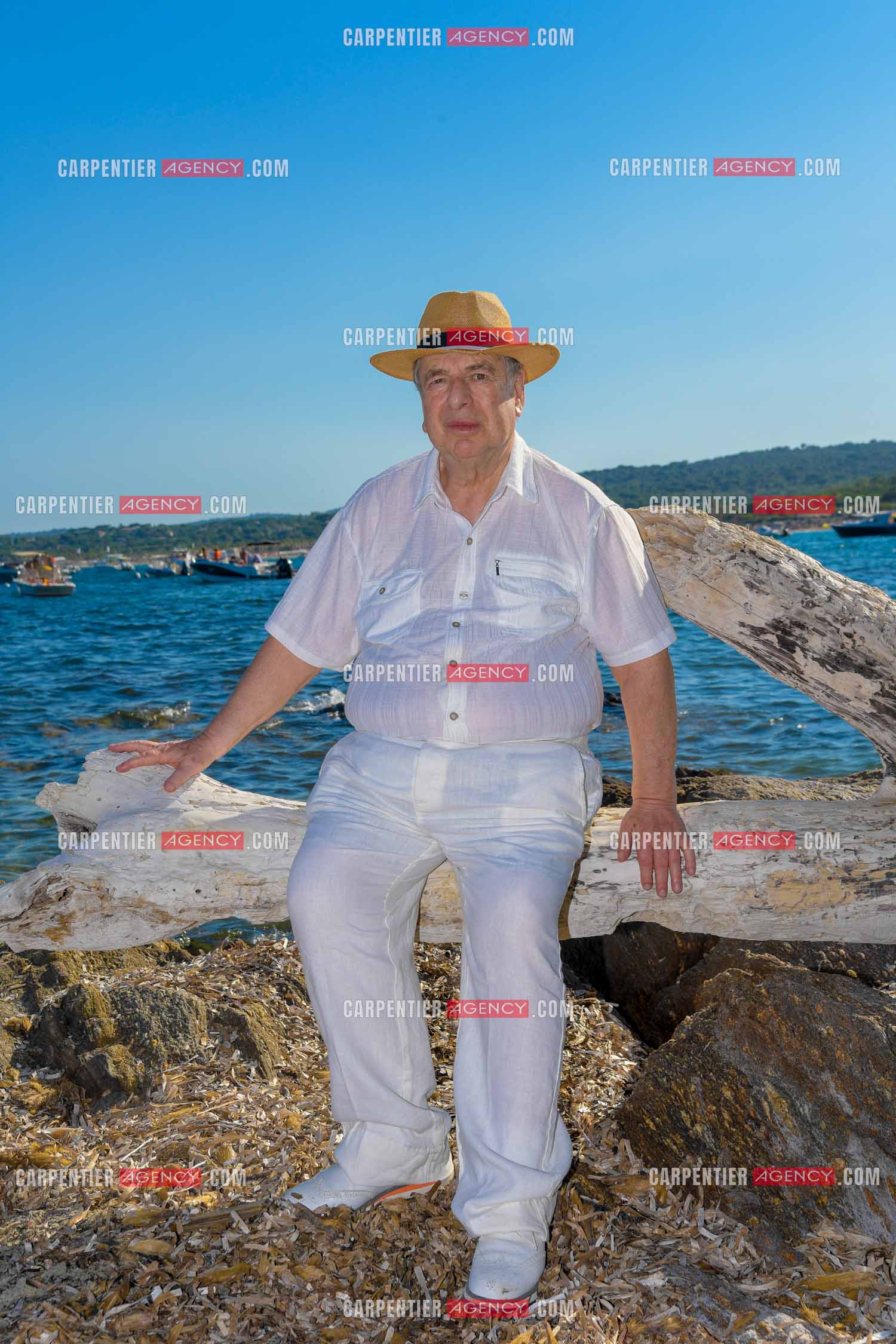 Paul-Loup Sulitzer lors d'une ballade sur le port de St Tropez.  Ici, sur le ponton privé de la maison de ses parents ou il y était à l'âge de 12 ans. ( Exclusif )