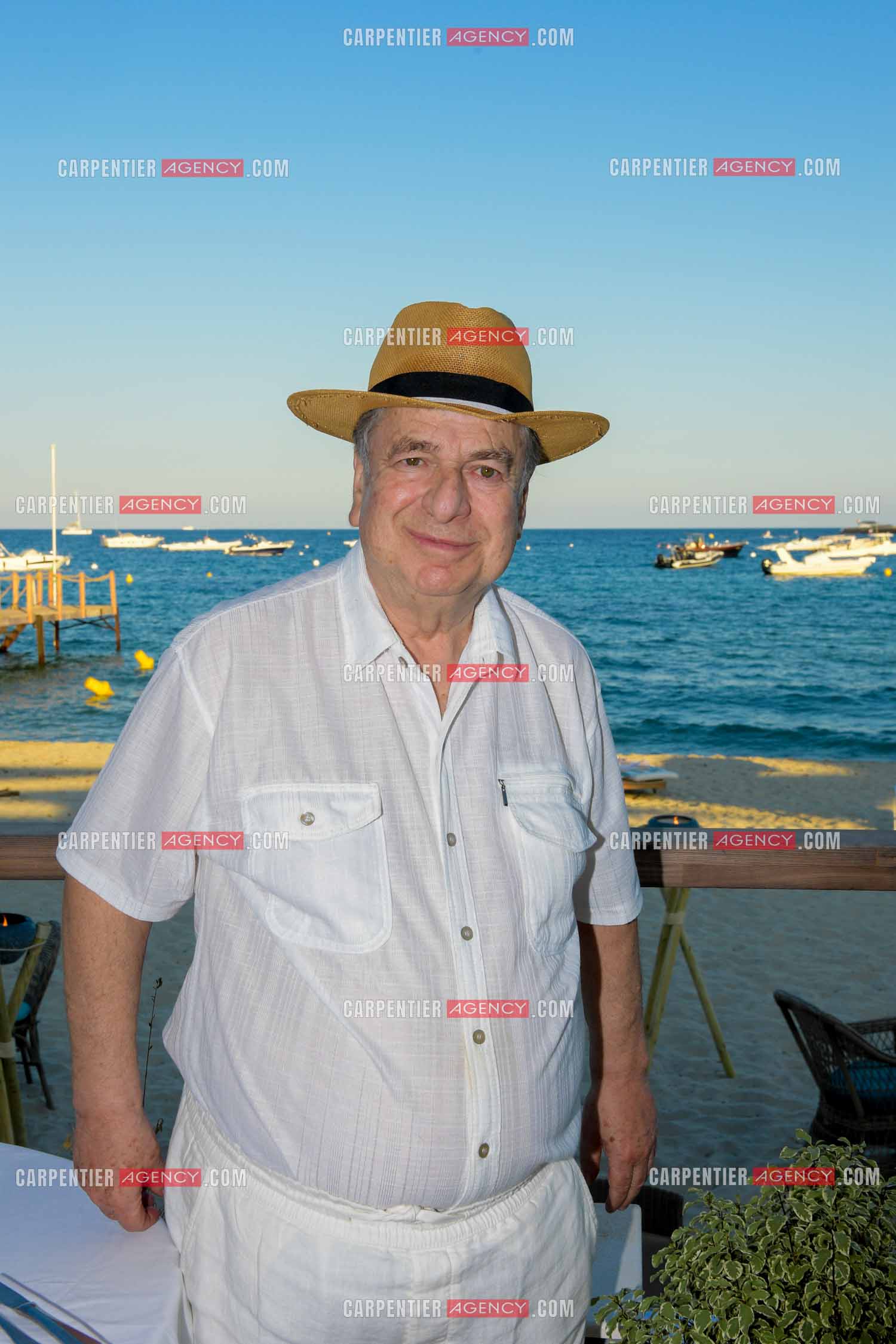 Paul-Loup Sulitzer lors d'une ballade sur le port de St Tropez. Ici, dans le restaurant du bord de mer le "  TROPEZINA “ juste a côté de la maison de ses parents.  ( Exclusif )