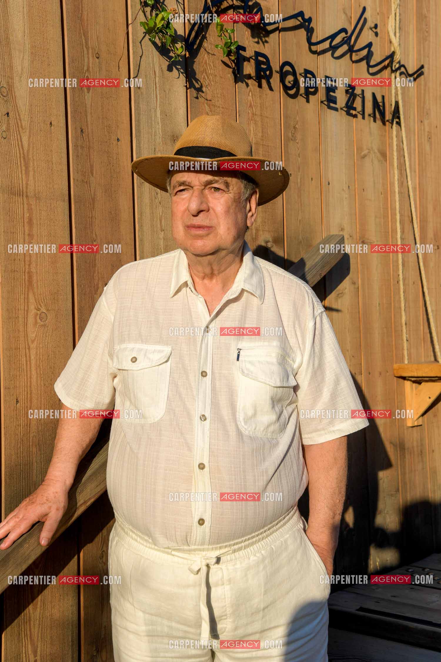 Paul-Loup Sulitzer lors d'une ballade sur le port de St Tropez. Ici, dans le restaurant du bord de mer le "  TROPEZINA “ juste a côté de la maison de ses parents.  ( Exclusif )