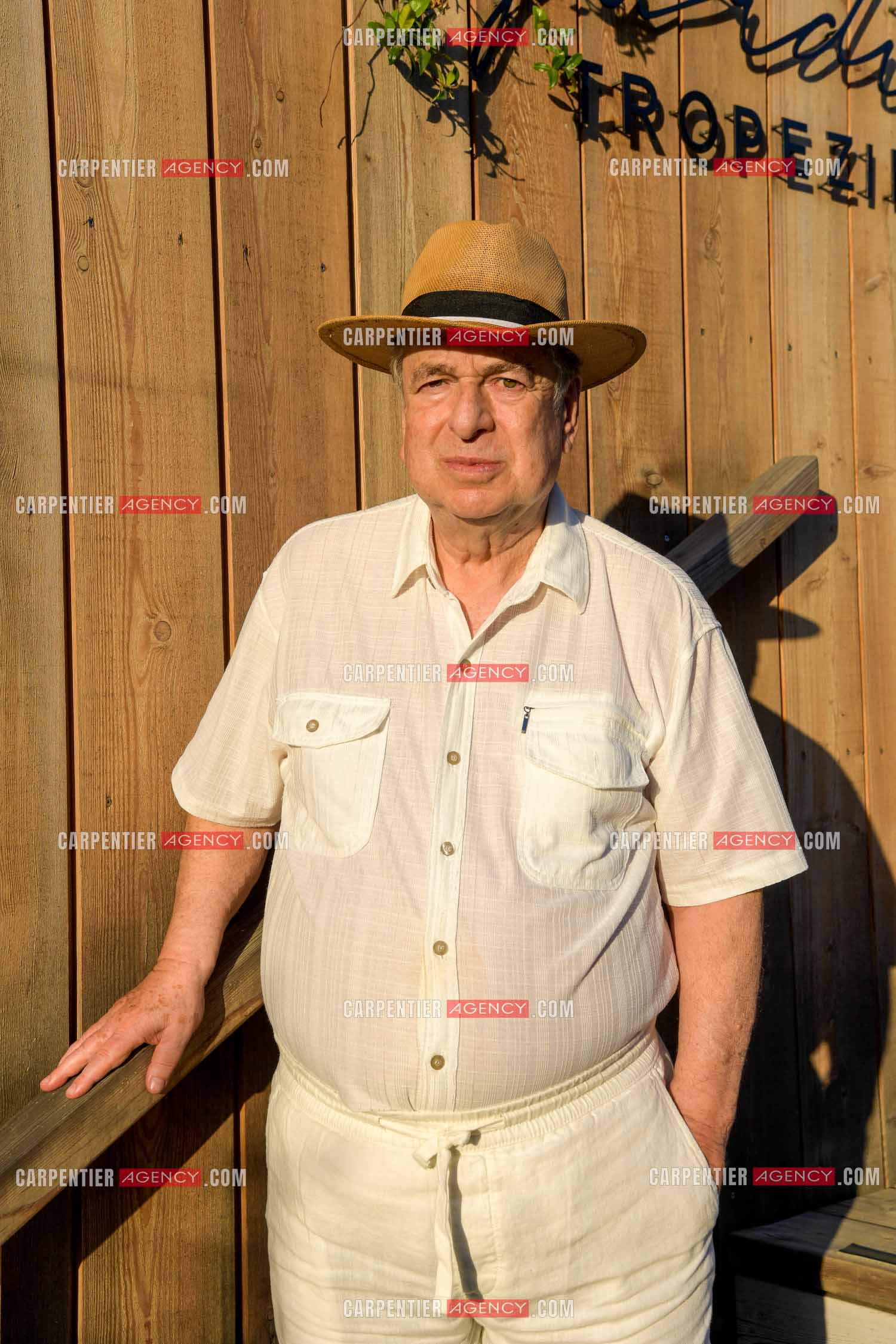 Paul-Loup Sulitzer lors d'une ballade sur le port de St Tropez. Ici, dans le restaurant du bord de mer le "  TROPEZINA “ juste a côté de la maison de ses parents.  ( Exclusif )