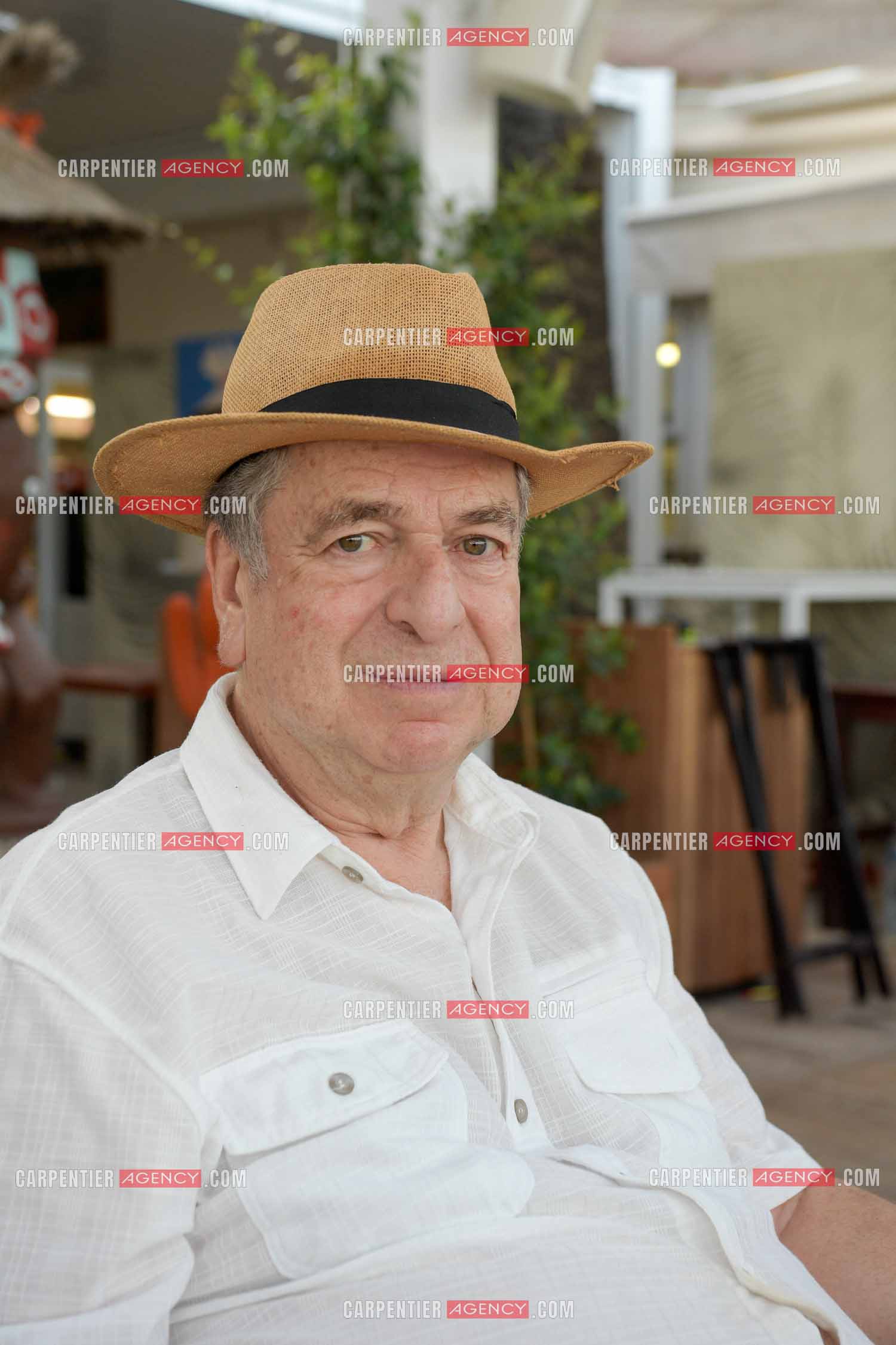 Paul-Loup Sulitzer lors d'une ballade sur le port de St Tropez. Ici en terrasse du bar de plage le " TAHAITI “. ( Exclusif )