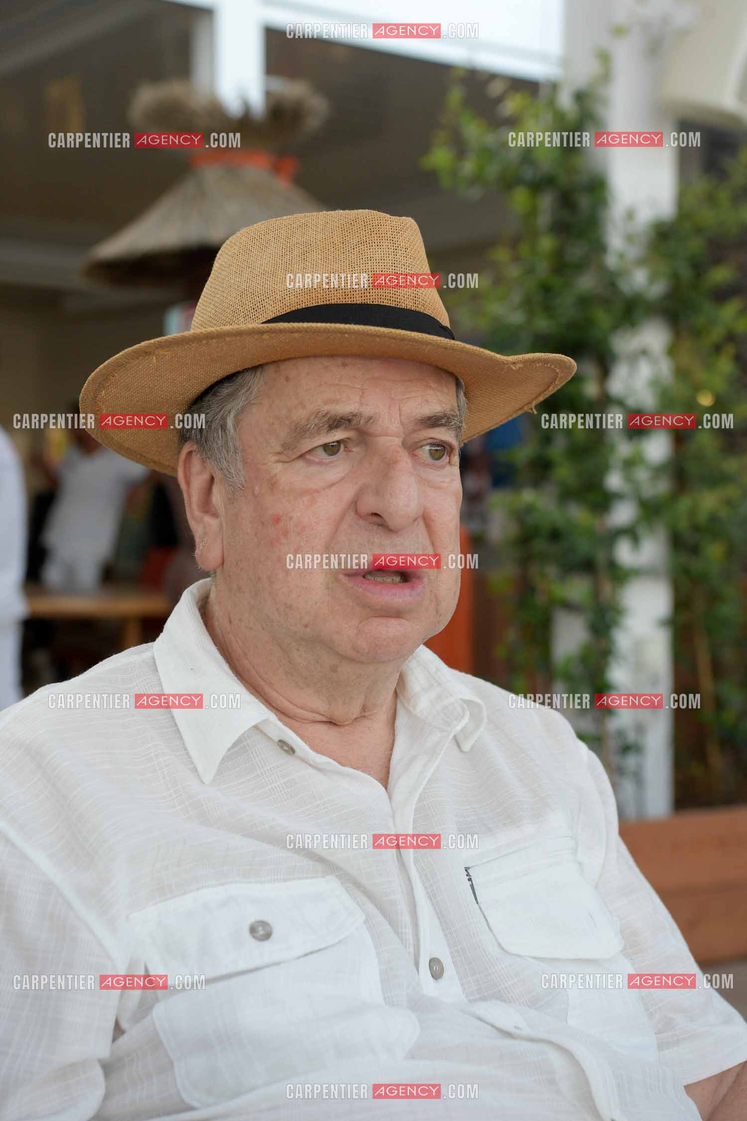 Paul-Loup Sulitzer lors d'une ballade sur le port de St Tropez. Ici en terrasse du bar de plage le " TAHAITI “. ( Exclusif )
