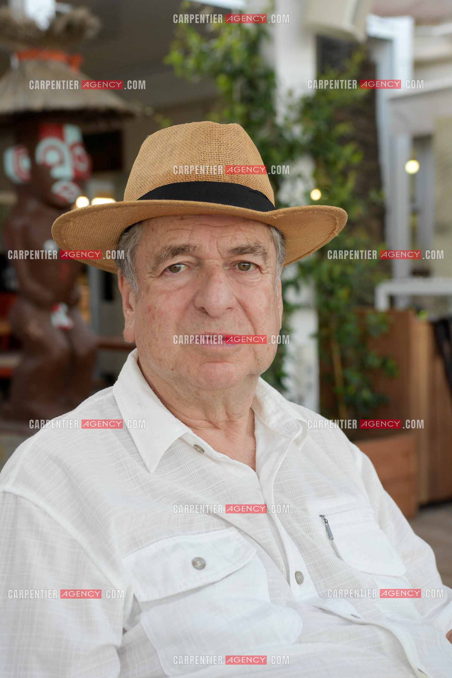 Paul-Loup Sulitzer lors d'une ballade sur le port de St Tropez. Ici en terrasse du bar de plage le " TAHAITI “. ( Exclusif )