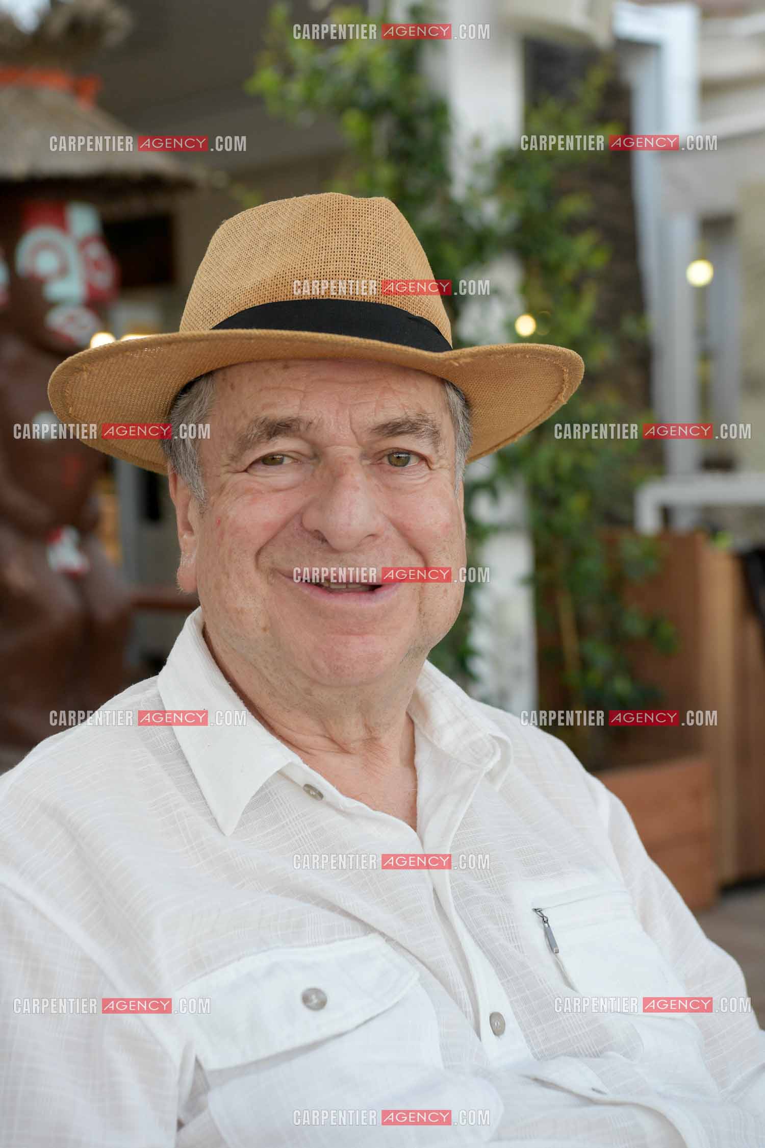 Paul-Loup Sulitzer lors d'une ballade sur le port de St Tropez. Ici en terrasse du bar de plage le " TAHAITI “. ( Exclusif )