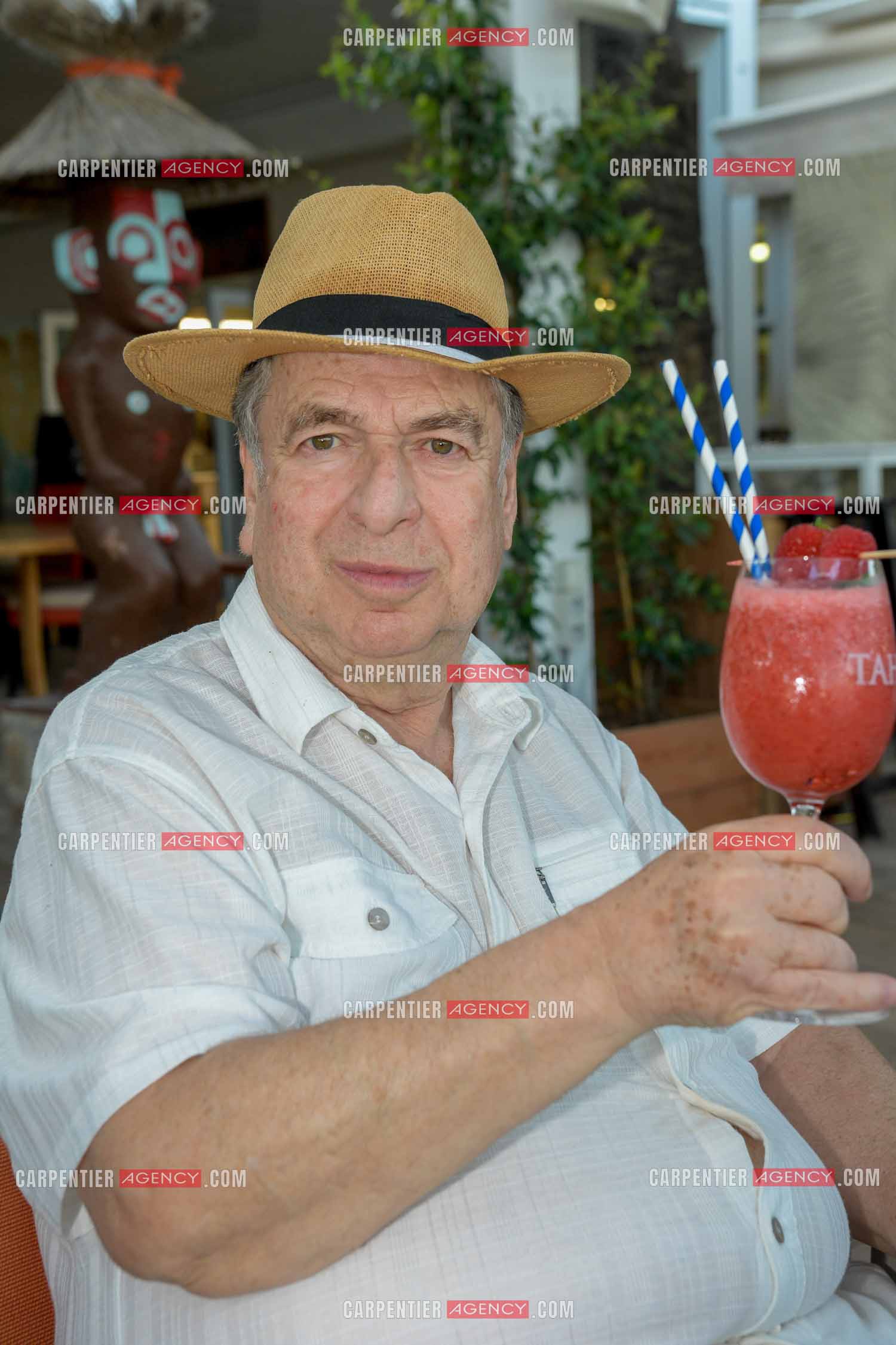Paul-Loup Sulitzer lors d'une ballade sur le port de St Tropez. Ici en terrasse du bar de plage le " TAHAITI “. ( Exclusif )