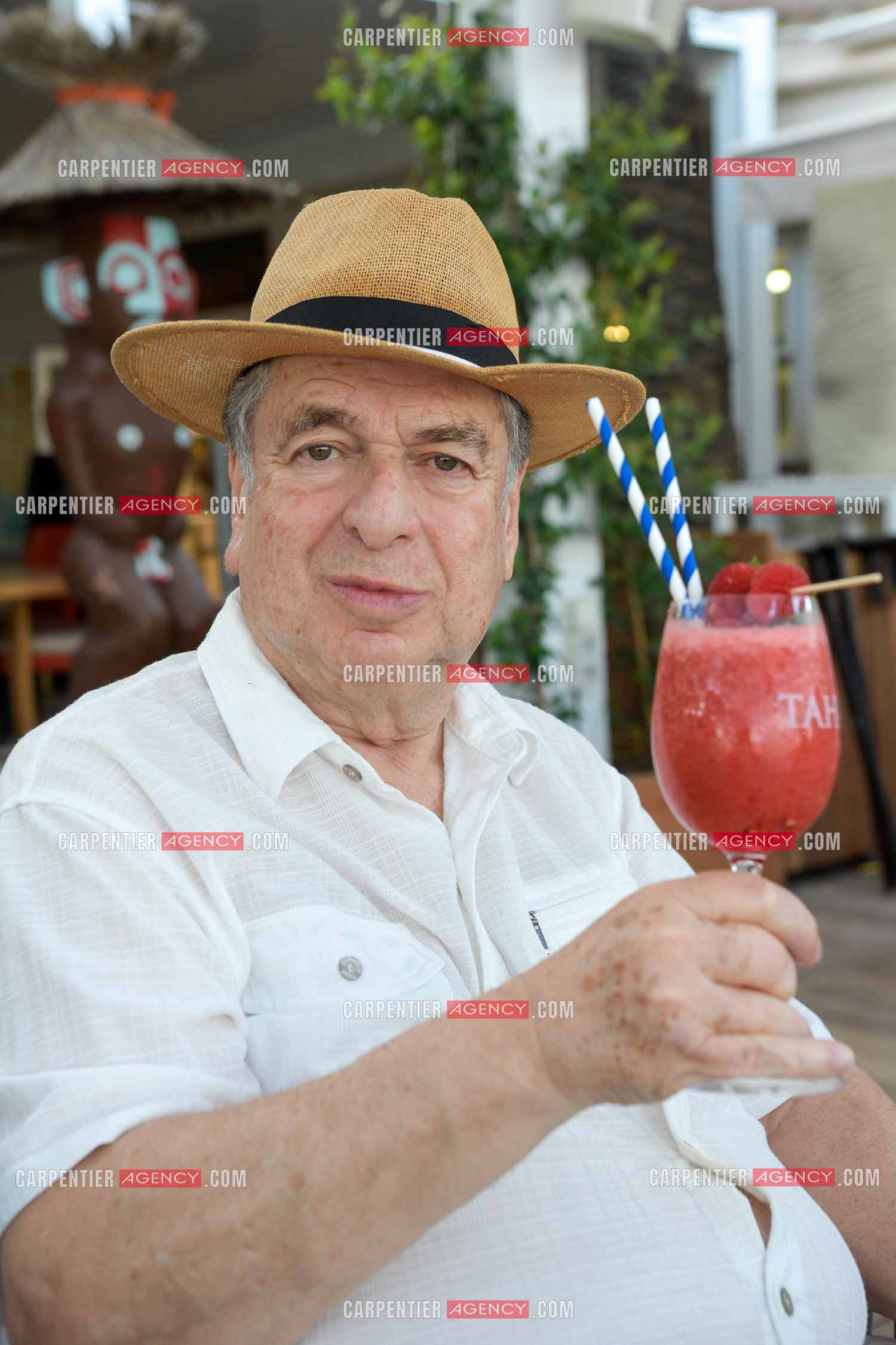 Paul-Loup Sulitzer lors d'une ballade sur le port de St Tropez. Ici en terrasse du bar de plage le " TAHAITI “. ( Exclusif )