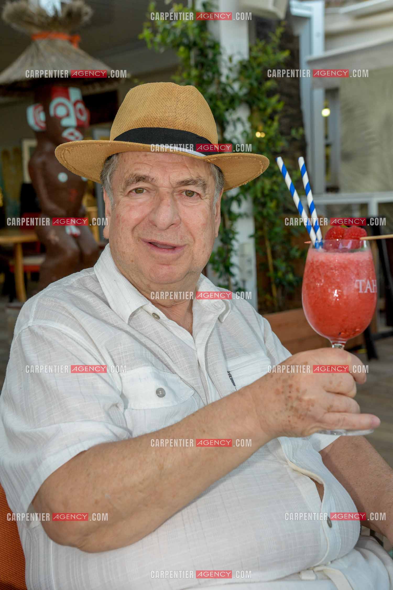 Paul-Loup Sulitzer lors d'une ballade sur le port de St Tropez. Ici en terrasse du bar de plage le " TAHAITI “. ( Exclusif )