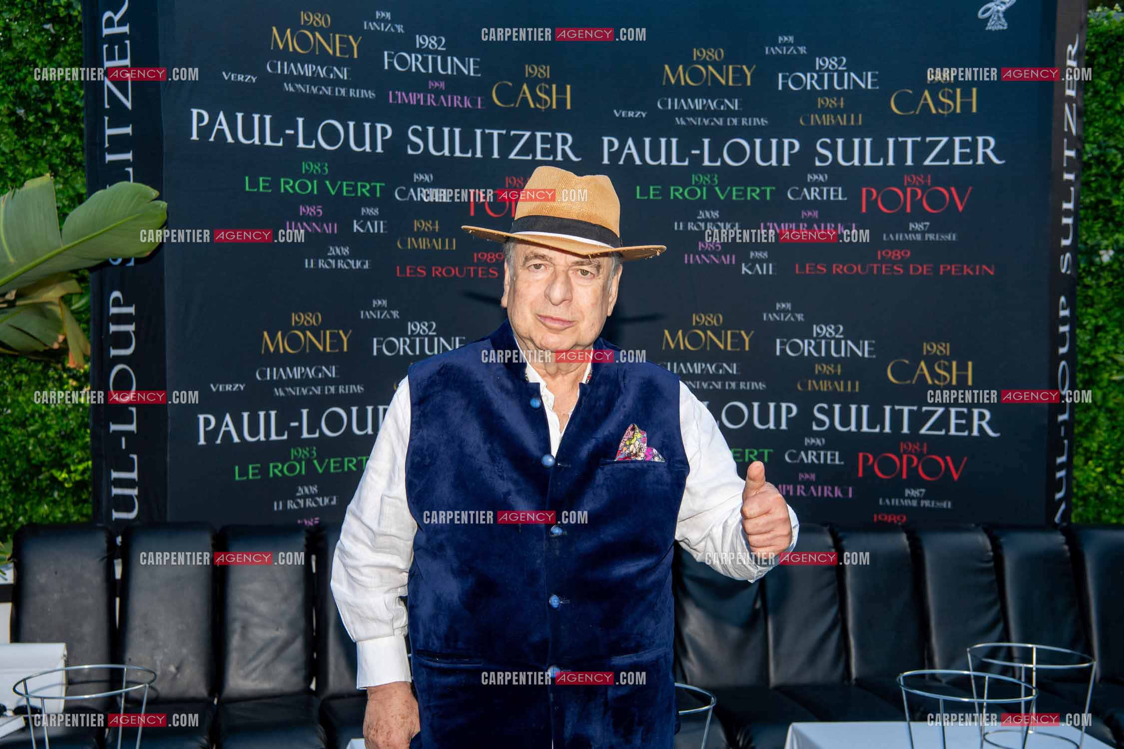 Paul-Loup Sulitzer fête ses 74 ans au VIP de St Tropez entouré de tous ses proches. ( Exclusif )