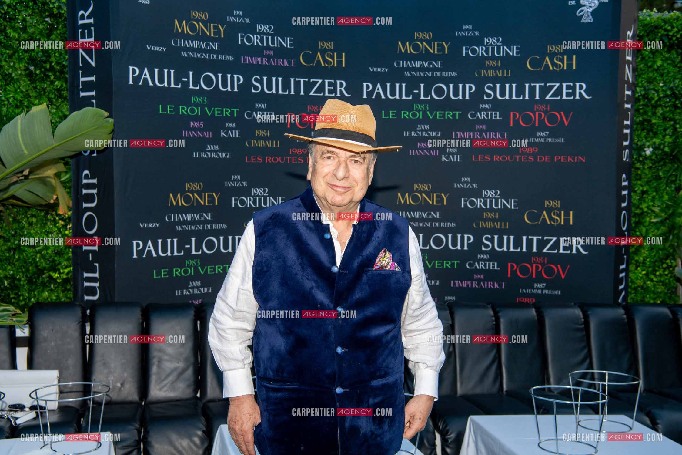 Paul-Loup Sulitzer fête ses 74 ans au VIP de St Tropez entouré de tous ses proches. ( Exclusif )
