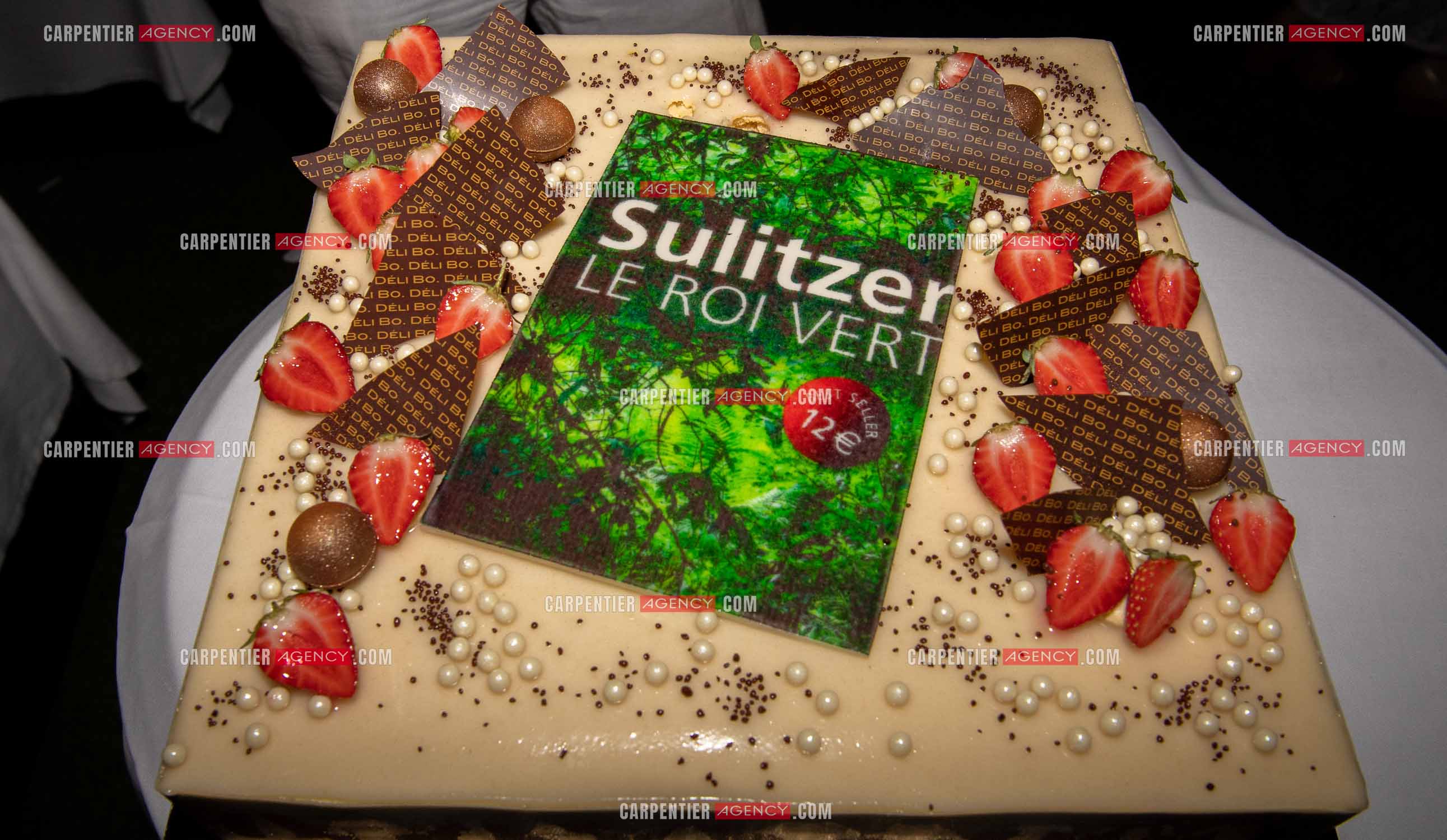 Paul-Loup Sulitzer fête ses 74 ans au VIP de St Tropez entouré de tous ses proches.