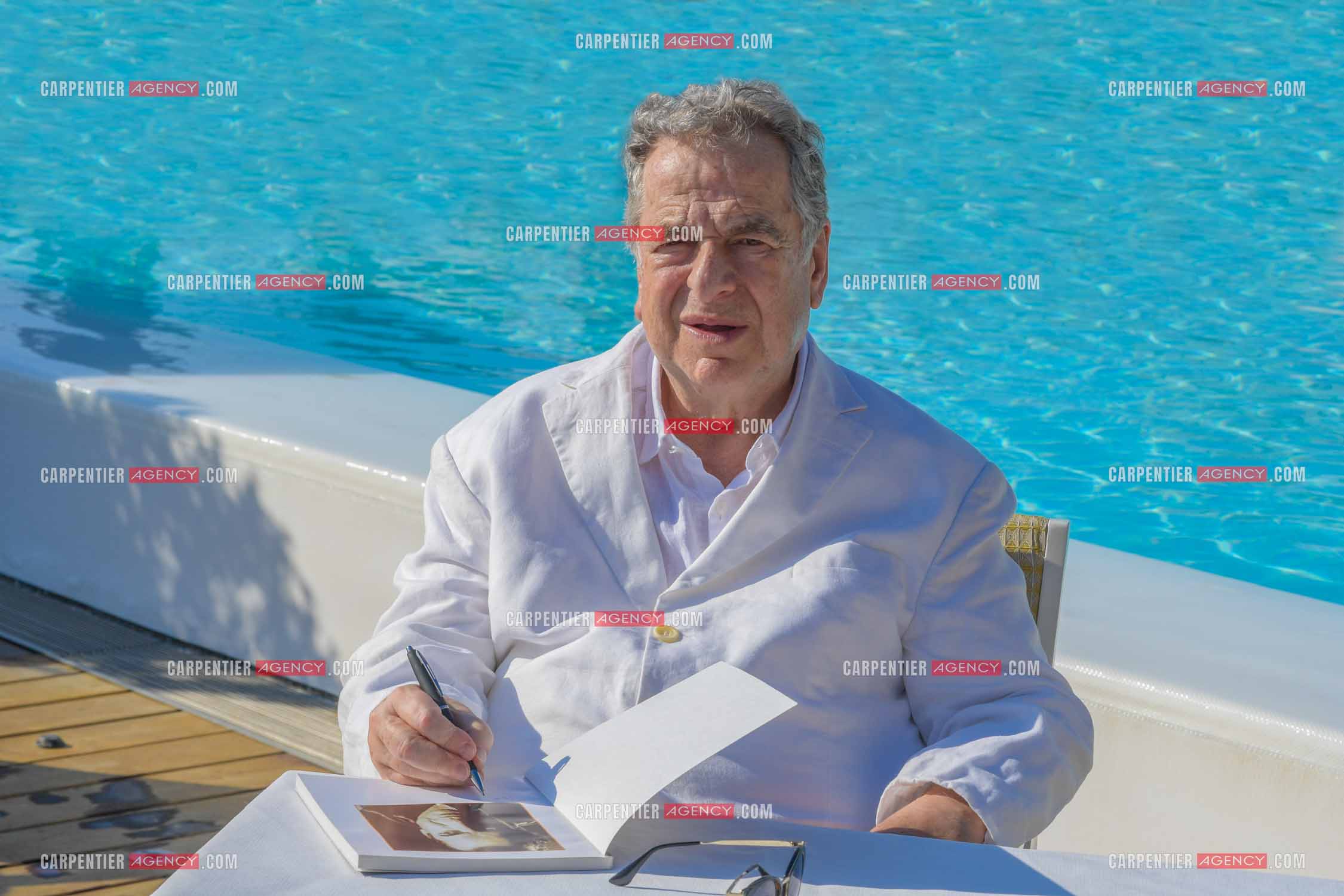 L'auteur Paul-Loup Sulitzer à l'hôtel de Paris de St Tropez présente ses livres lors d'une dédicace. ( Exclusif )