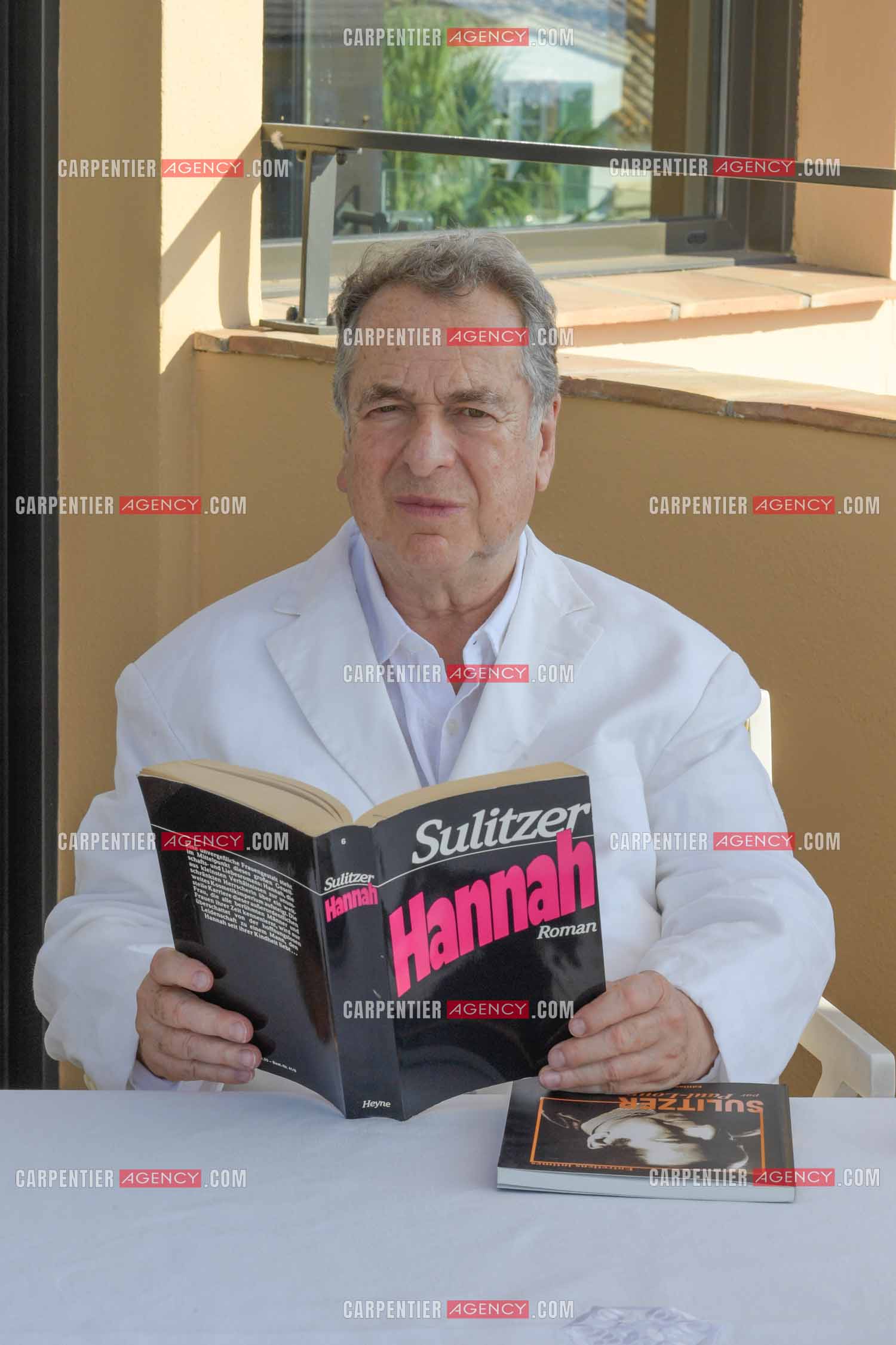 L'auteur Paul-Loup Sulitzer à l'hôtel de Paris de St Tropez présente ses livres lors d'une dédicace. ( Exclusif )