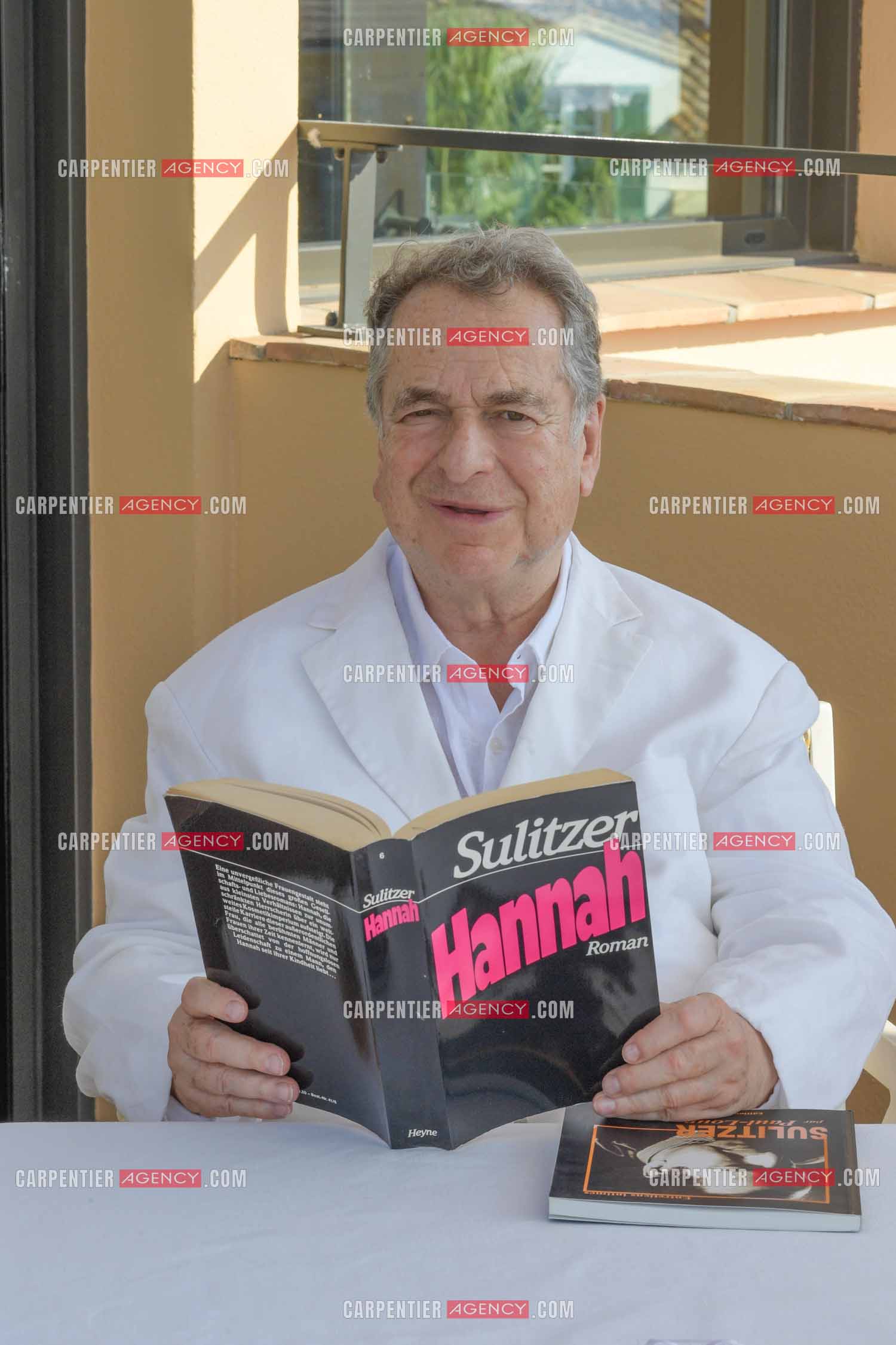 L'auteur Paul-Loup Sulitzer à l'hôtel de Paris de St Tropez présente ses livres lors d'une dédicace. ( Exclusif )