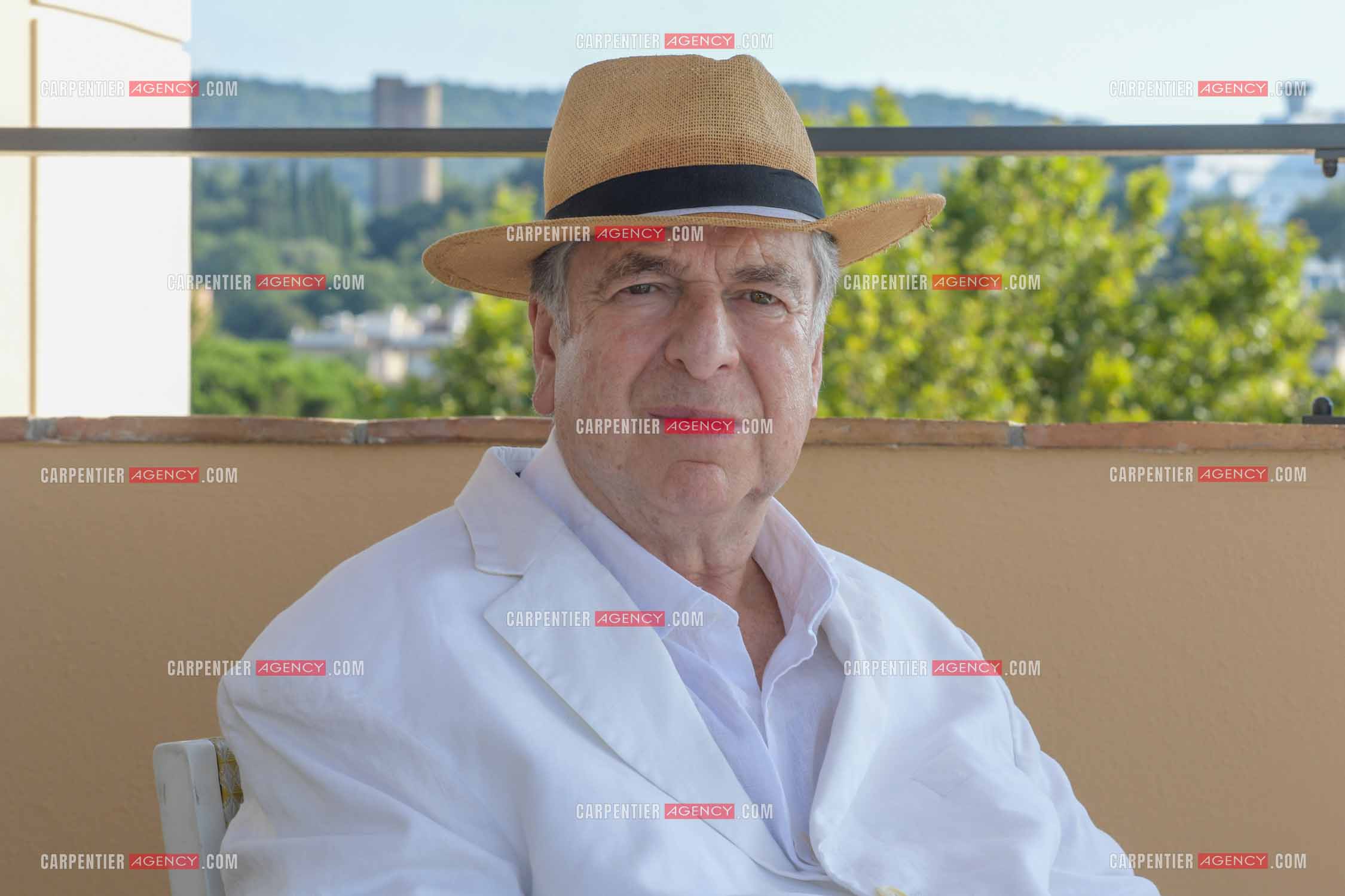 L'auteur Paul-Loup Sulitzer à l'hôtel de Paris de St Tropez présente ses livres lors d'une dédicace. ( Exclusif )