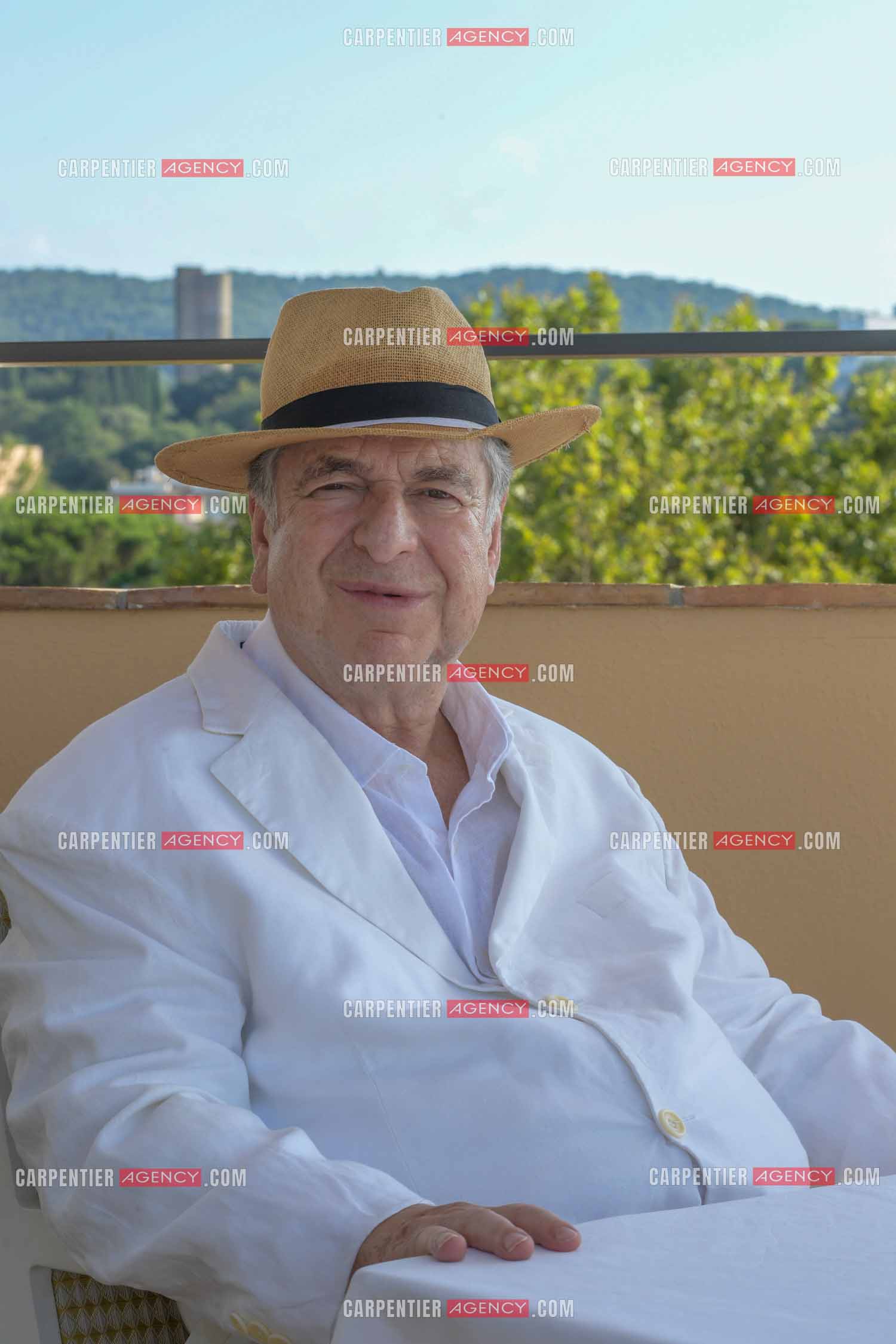 L'auteur Paul-Loup Sulitzer à l'hôtel de Paris de St Tropez présente ses livres lors d'une dédicace. ( Exclusif )