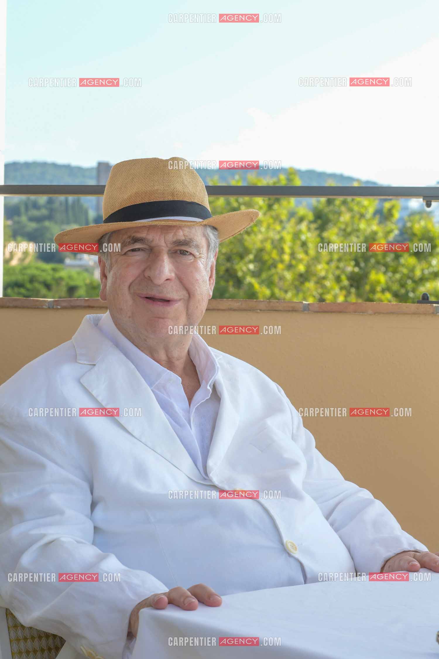 L'auteur Paul-Loup Sulitzer à l'hôtel de Paris de St Tropez présente ses livres lors d'une dédicace. ( Exclusif )