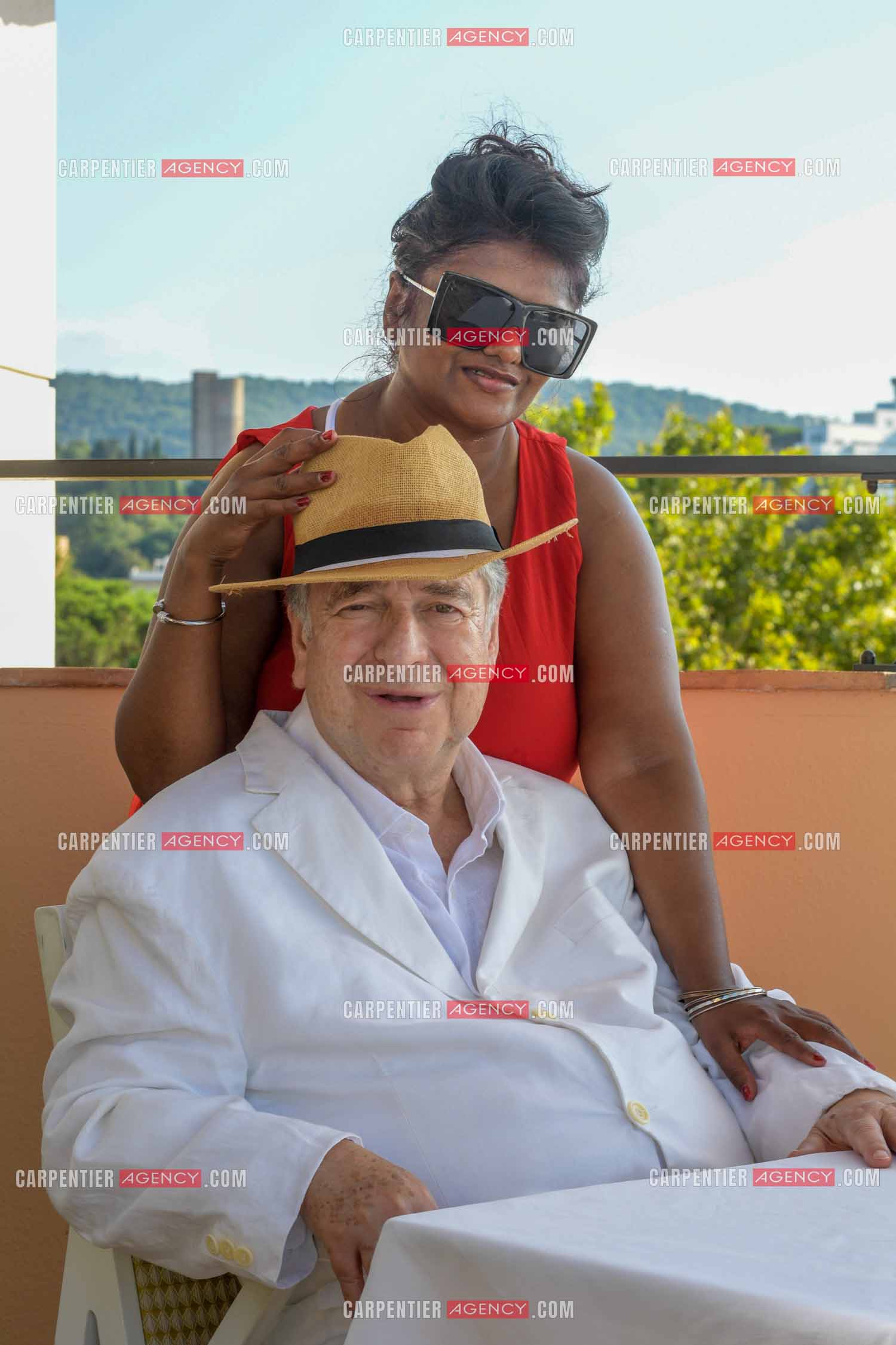 L'auteur Paul-Loup Sulitzer à l'hôtel de Paris de St Tropez présente ses livres lors d'une dédicace. Ici, avec sa nouvelle compagne Supriya An Suya Devi Rathoar.  ( Exclusif )