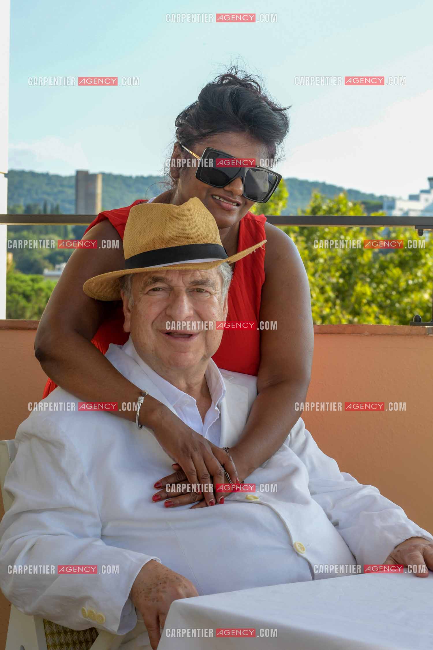 L'auteur Paul-Loup Sulitzer à l'hôtel de Paris de St Tropez présente ses livres lors d'une dédicace. Ici, avec sa nouvelle compagne Supriya An Suya Devi Rathoar.  ( Exclusif )