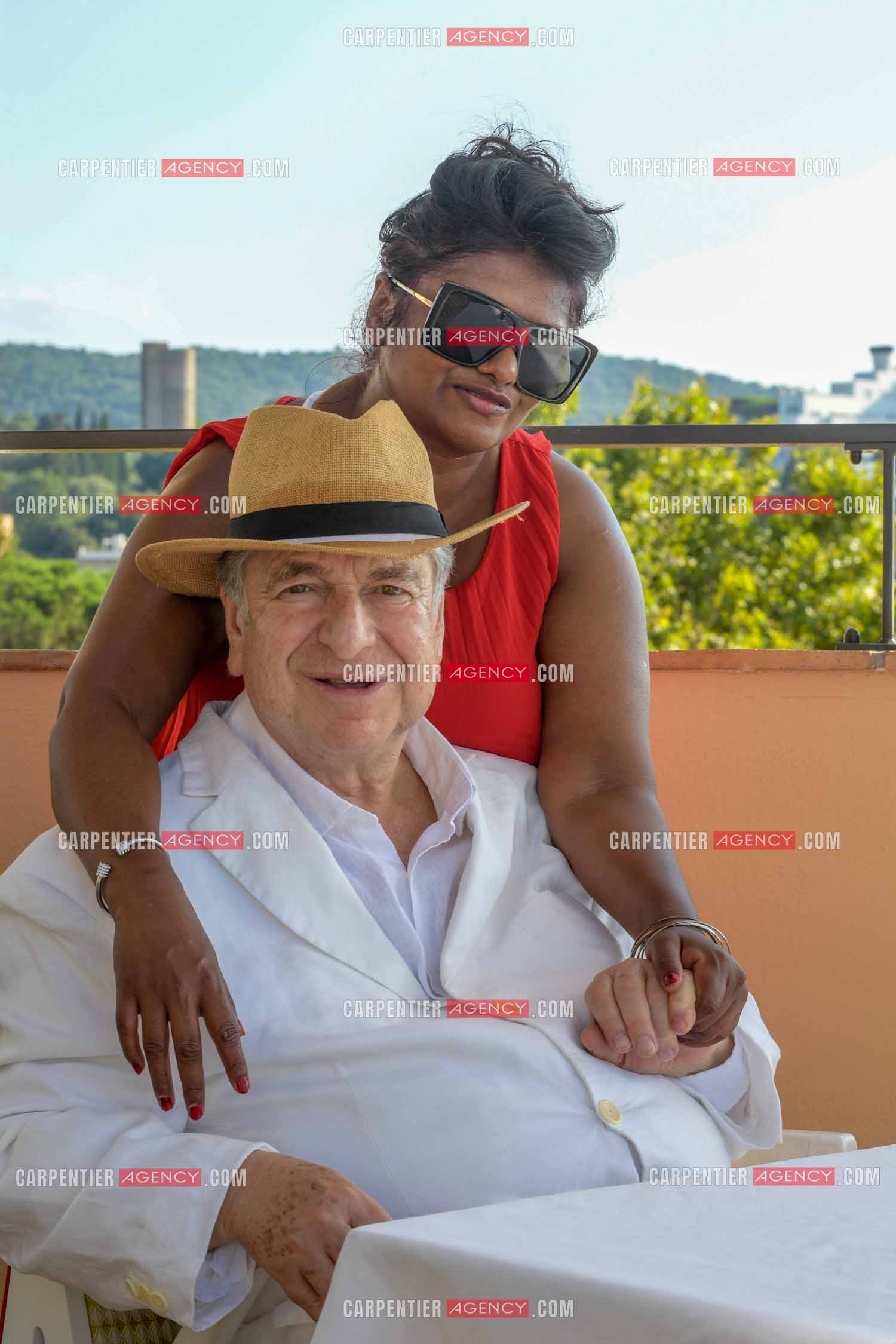 L'auteur Paul-Loup Sulitzer à l'hôtel de Paris de St Tropez présente ses livres lors d'une dédicace. Ici, avec sa nouvelle compagne Supriya An Suya Devi Rathoar.  ( Exclusif )